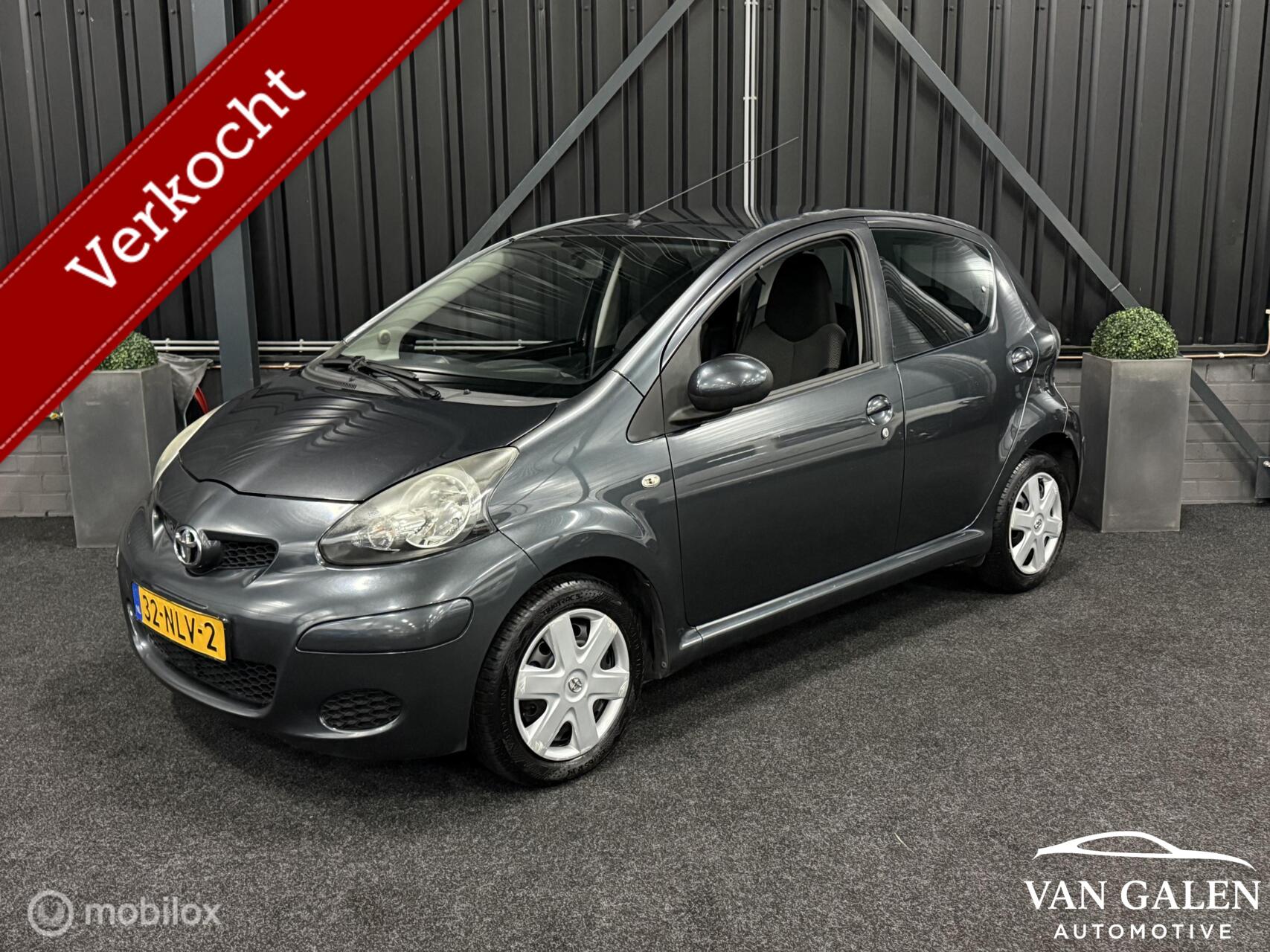 Toyota Toyota Aygo 1.0-12V Airco 5-Deurs 2010 NAP All season banden 2010 - voorkant