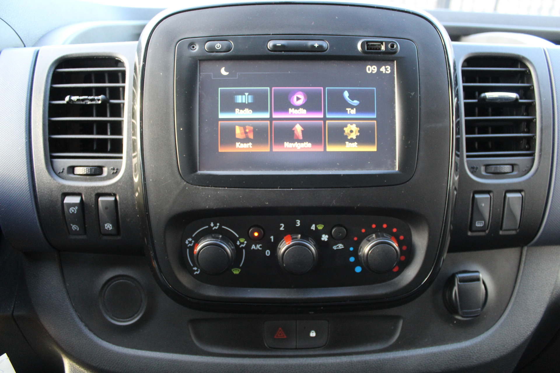Foto van Opel Vivaro-b