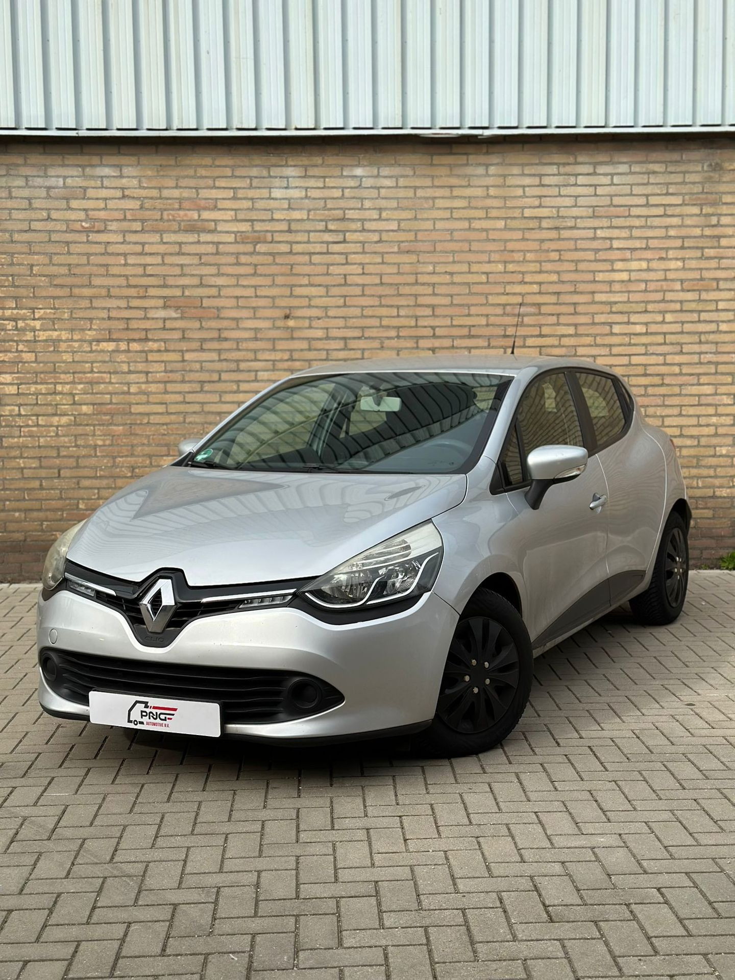 Renault Clio 1.5 dCi ECO Expression AIRCO - NAVI - NWE RIEM 2013 - voorkant