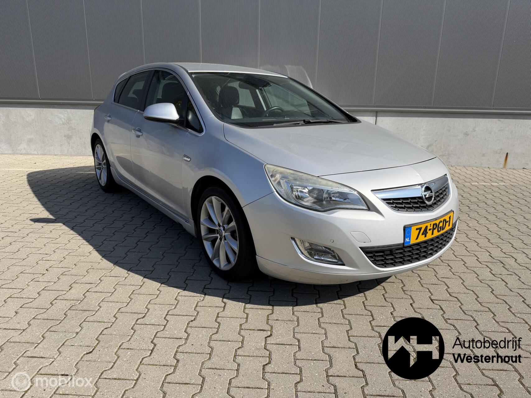 Opel Astra 1.4 Turbo Cosmo|NAVI|STOELVERW|NAP|LEDER|140PK 2011 - voorkant