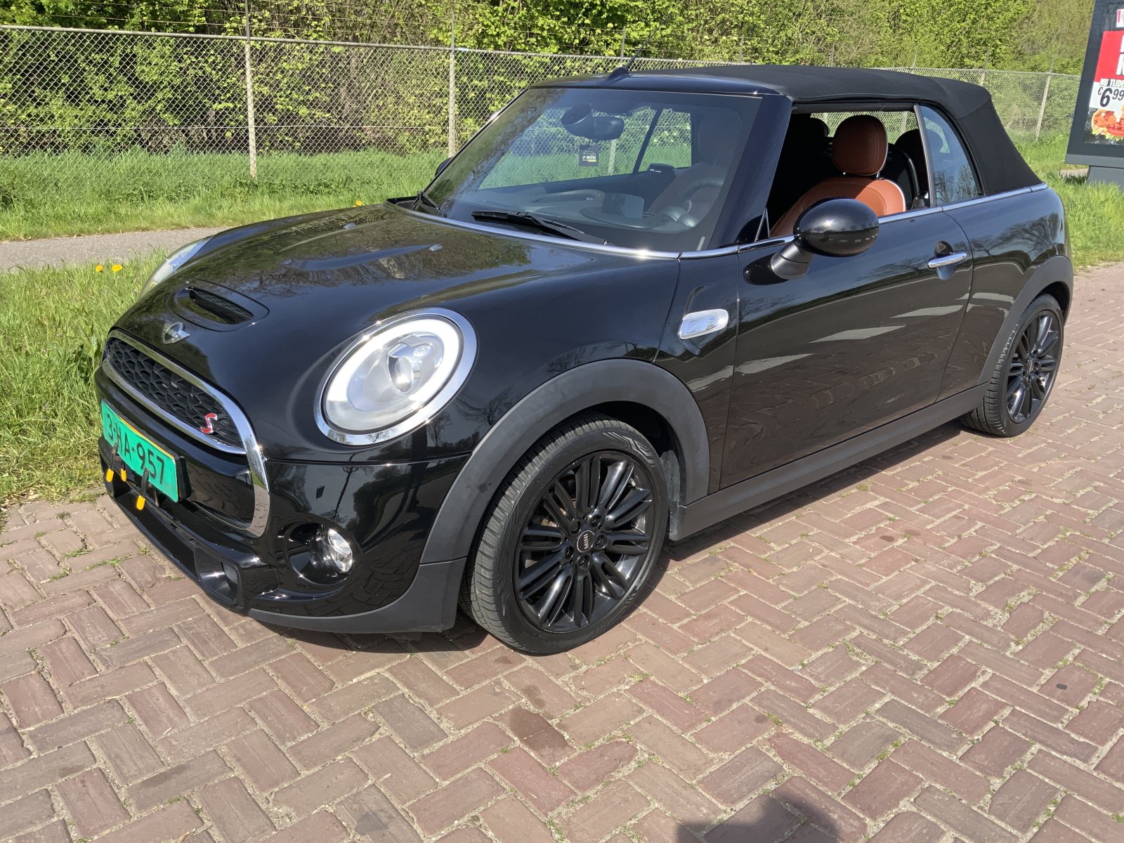 Mini Mini Cabrio 2.0 Cooper S Chili Serious Business 2018 - voorkant