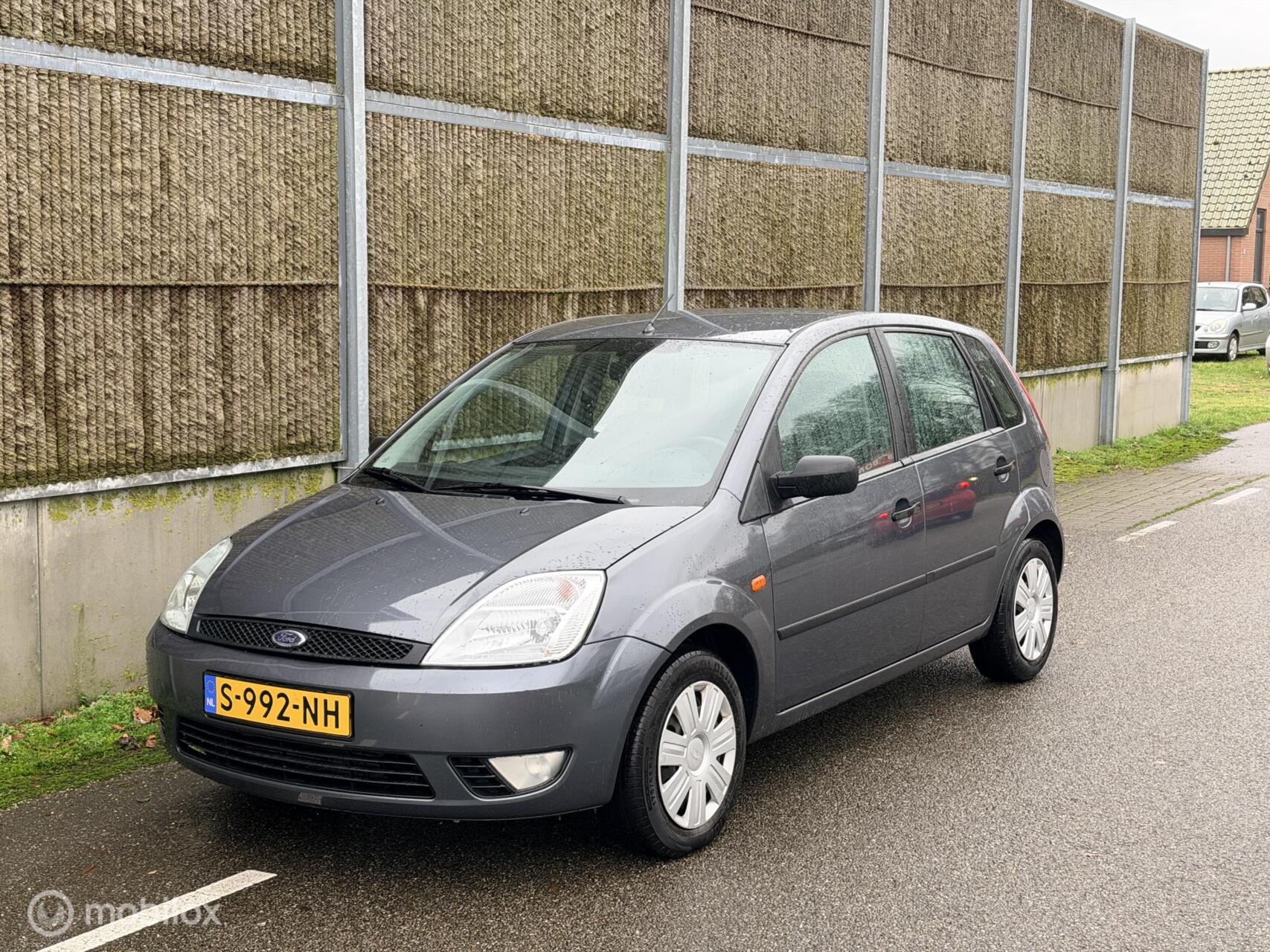 Ford Fiesta 1.3 Ambiente LAGEKM/APK/AIRCO 2005 - voorkant