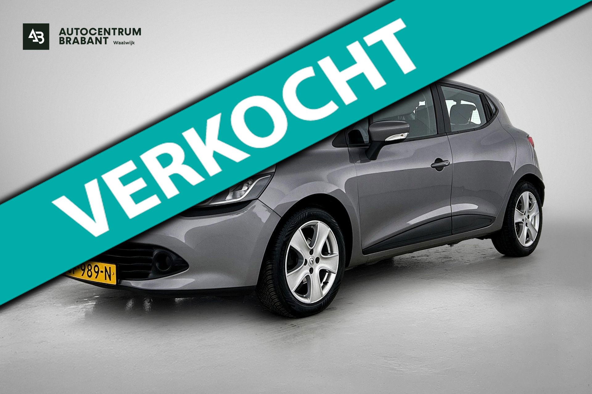 Renault Clio 1.2 Expression Automaat (NL-auto, Navi, Parkeersensoren, Airco, Cruise Con, Bluetooth, Etc) 2016 - voorkant