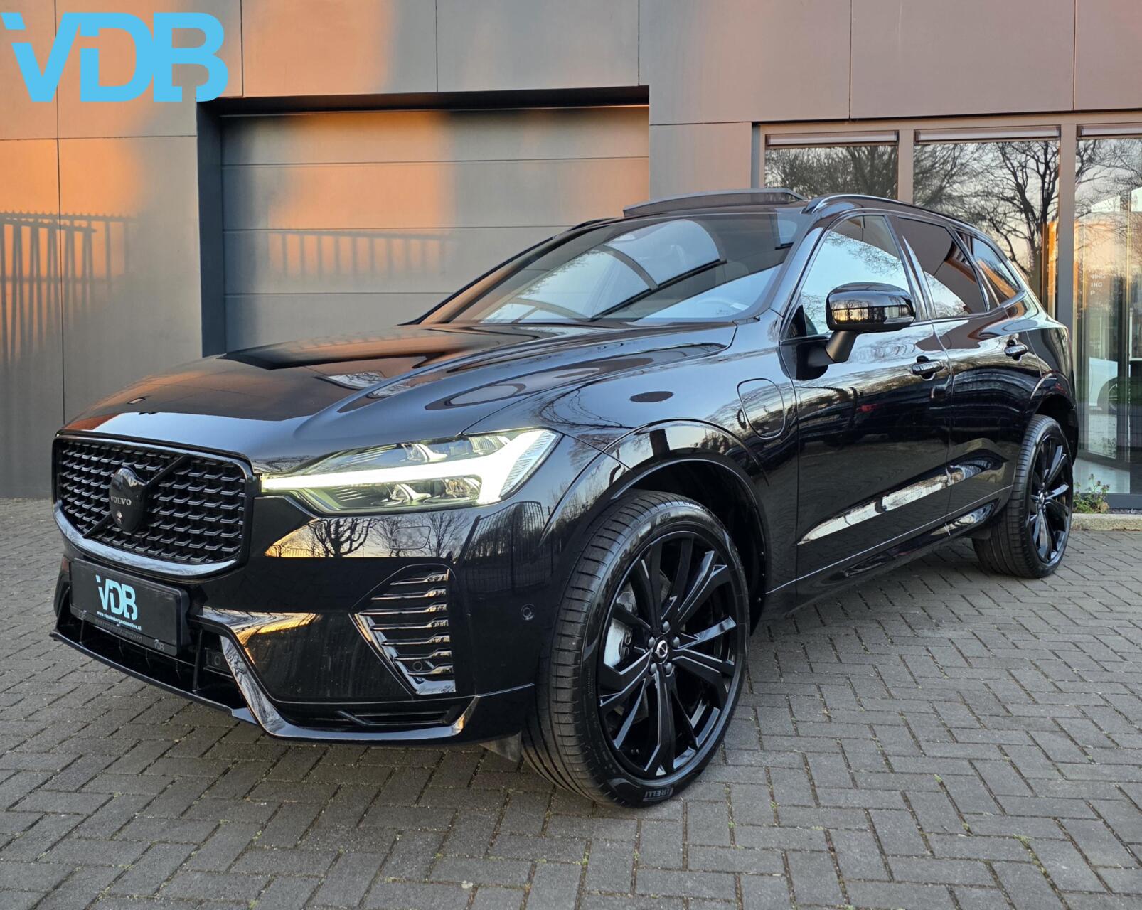 Volvo Xc60 2.0 T8 Plug-in hybrid AWD Plus BLACK EDITION VOL 2024 - voorkant