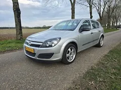 Opel Astra 1.6 Essentia 2004 - voorkant