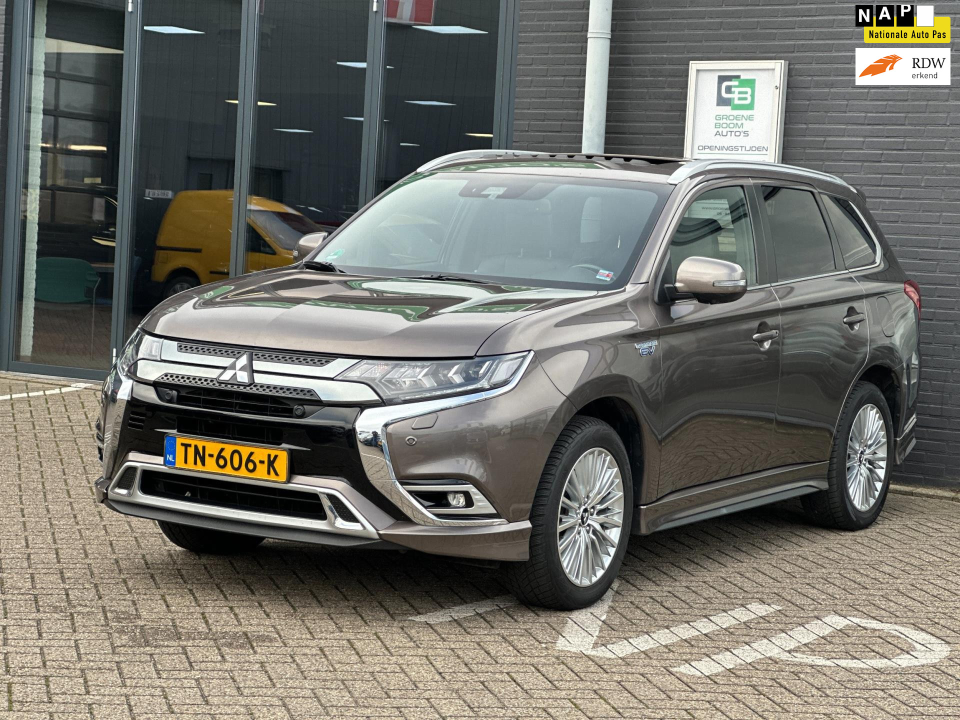 Mitsubishi Mitsubishi Outlander 2.4 PHEV Instyle/1STE EIG/PANO-DAK/CAMERA/NL-AUTO NAP!! 2018 - voorkant
