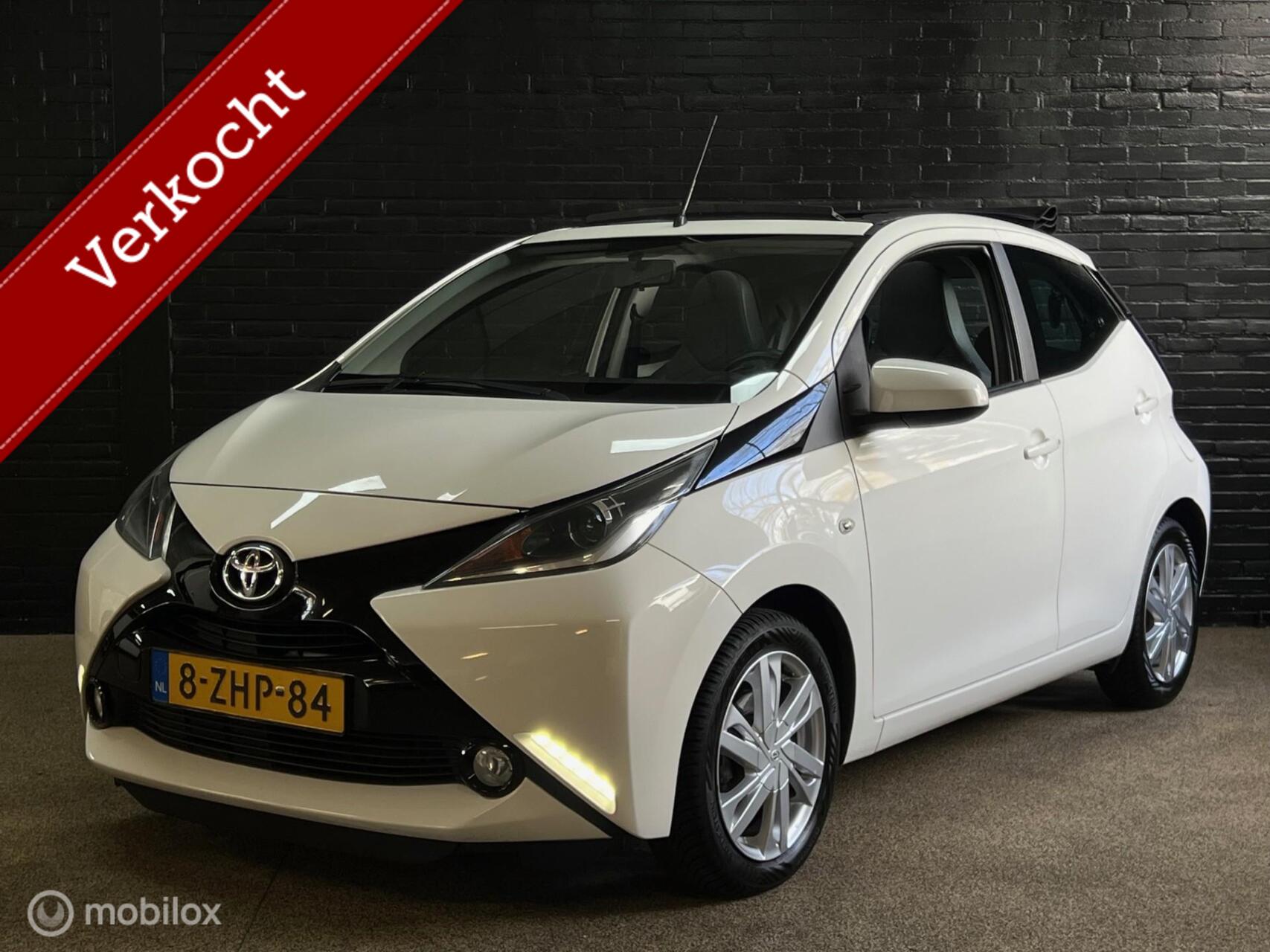 Toyota Toyota Aygo 1.0 VVT-i x-wave CABRIO CAMERA LEDER NAP 2015 - voorkant