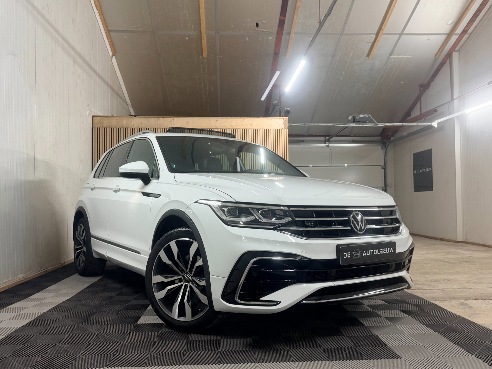 Volkswagen Tiguan 1.5 TSI R-Line Business | 1e eig | Volledig Onderhouden 2023 - voorkant