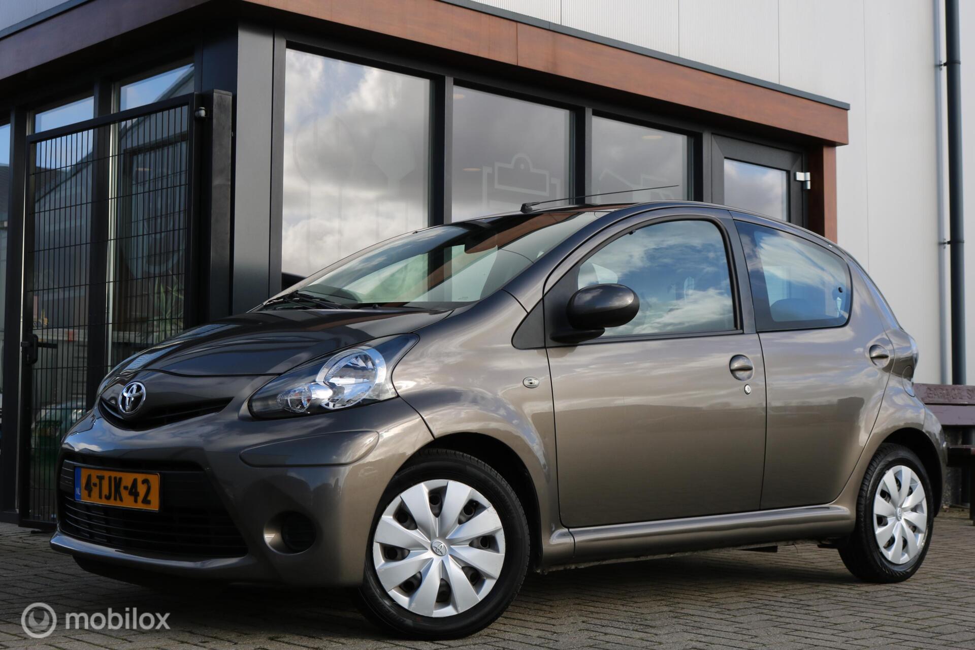 Toyota Toyota Aygo 1.0 VVT-i Aspiration|Airco|Blueth.|Navi|Lage km 2013 - voorkant