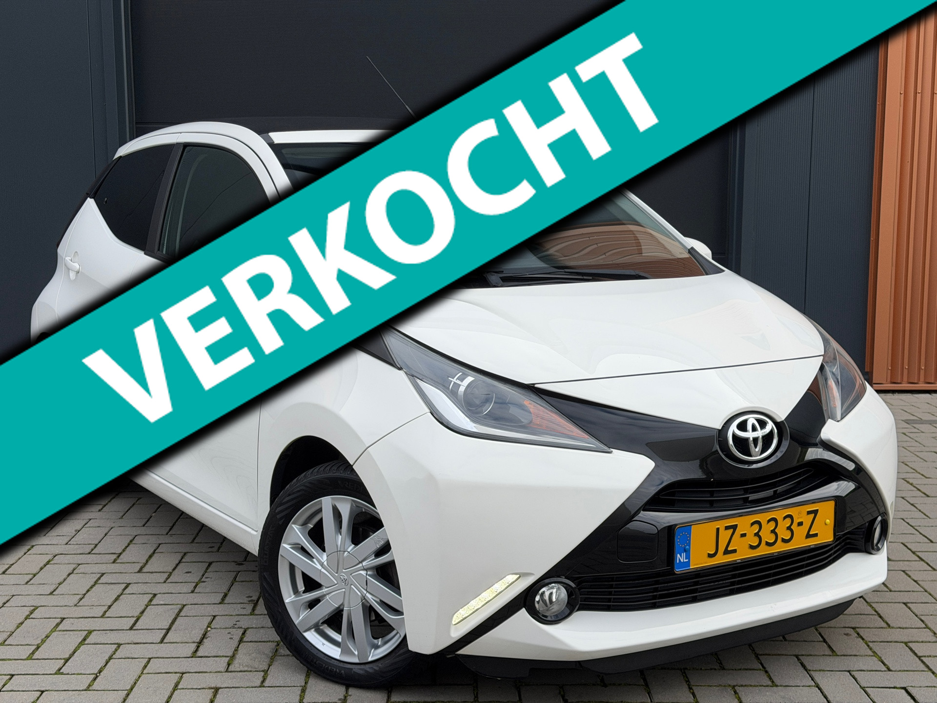 Toyota Toyota Aygo 1.0 VVT-i X-Wave Luxury|100% onderhouden|Open dak|Camera|Keyless|Climate Control|Rijstrooksensor 2016 - voorkant