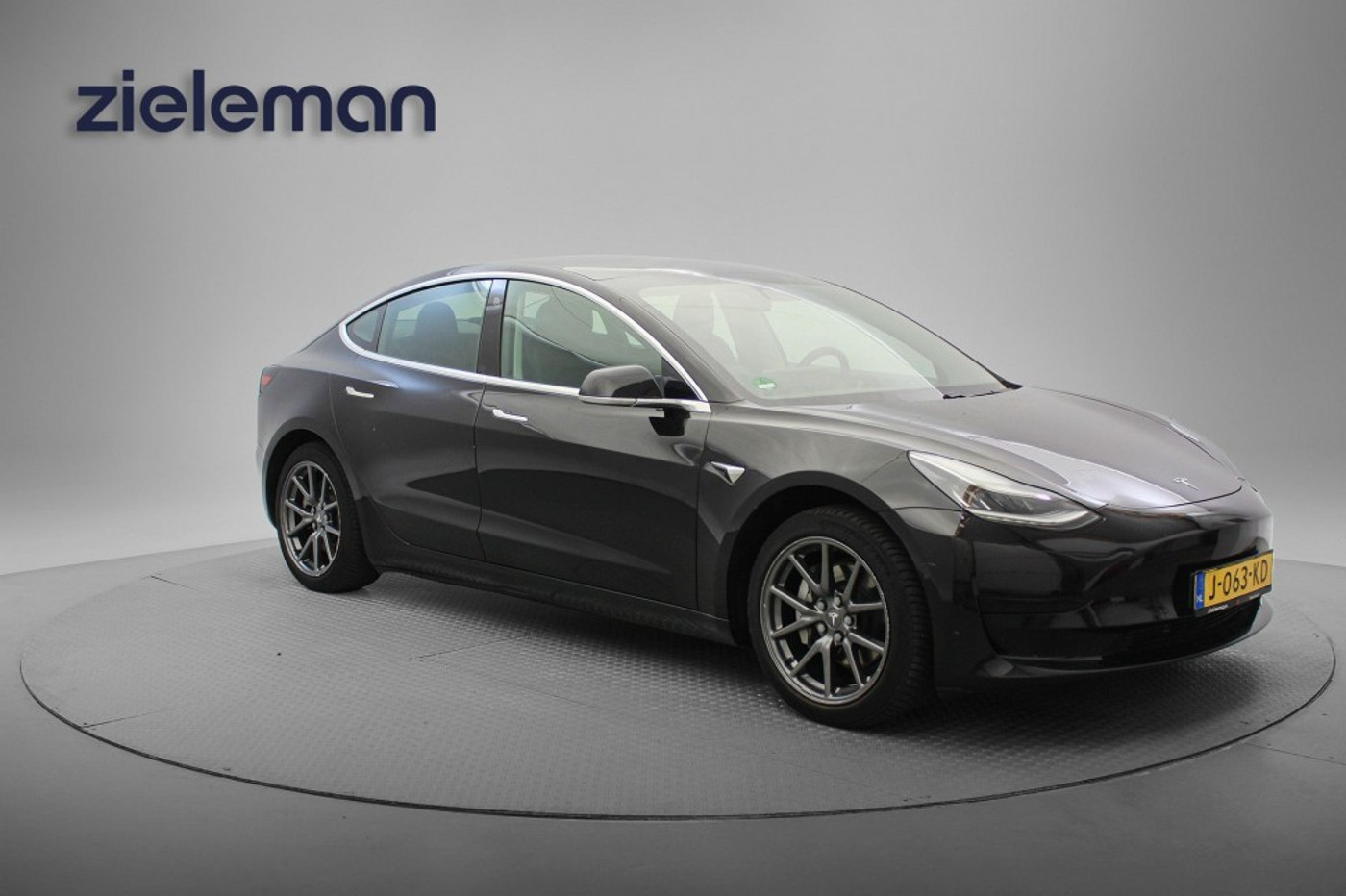 Tesla Model 3 Standard RWD Plus 60 kWh - Panorama, Camera, Leer, Stoelverw. SOH 86,8% 2020 - voorkant