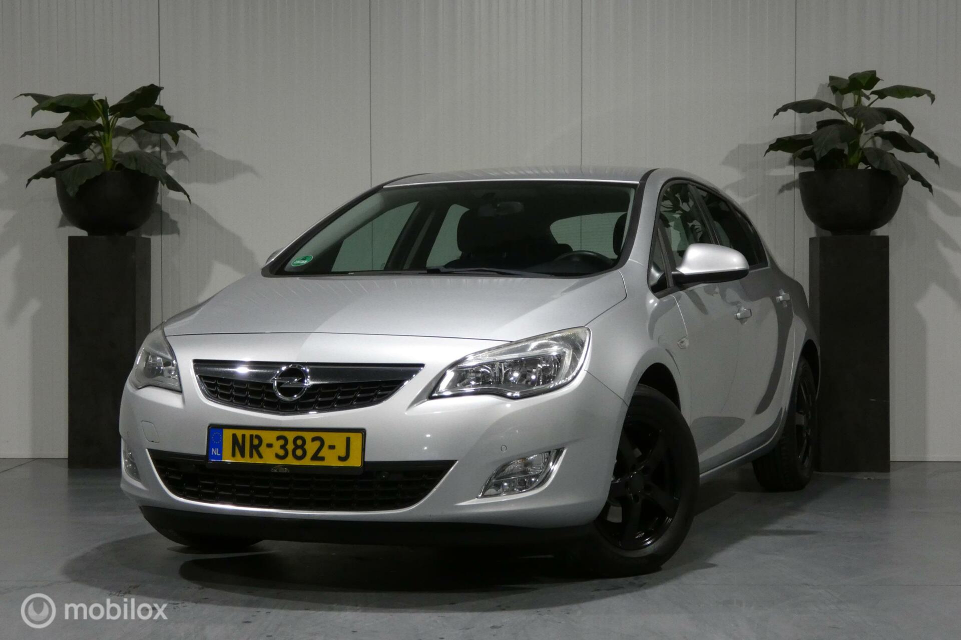 Opel Astra 1.4 Turbo Business + s trekhaak 2012 - voorkant