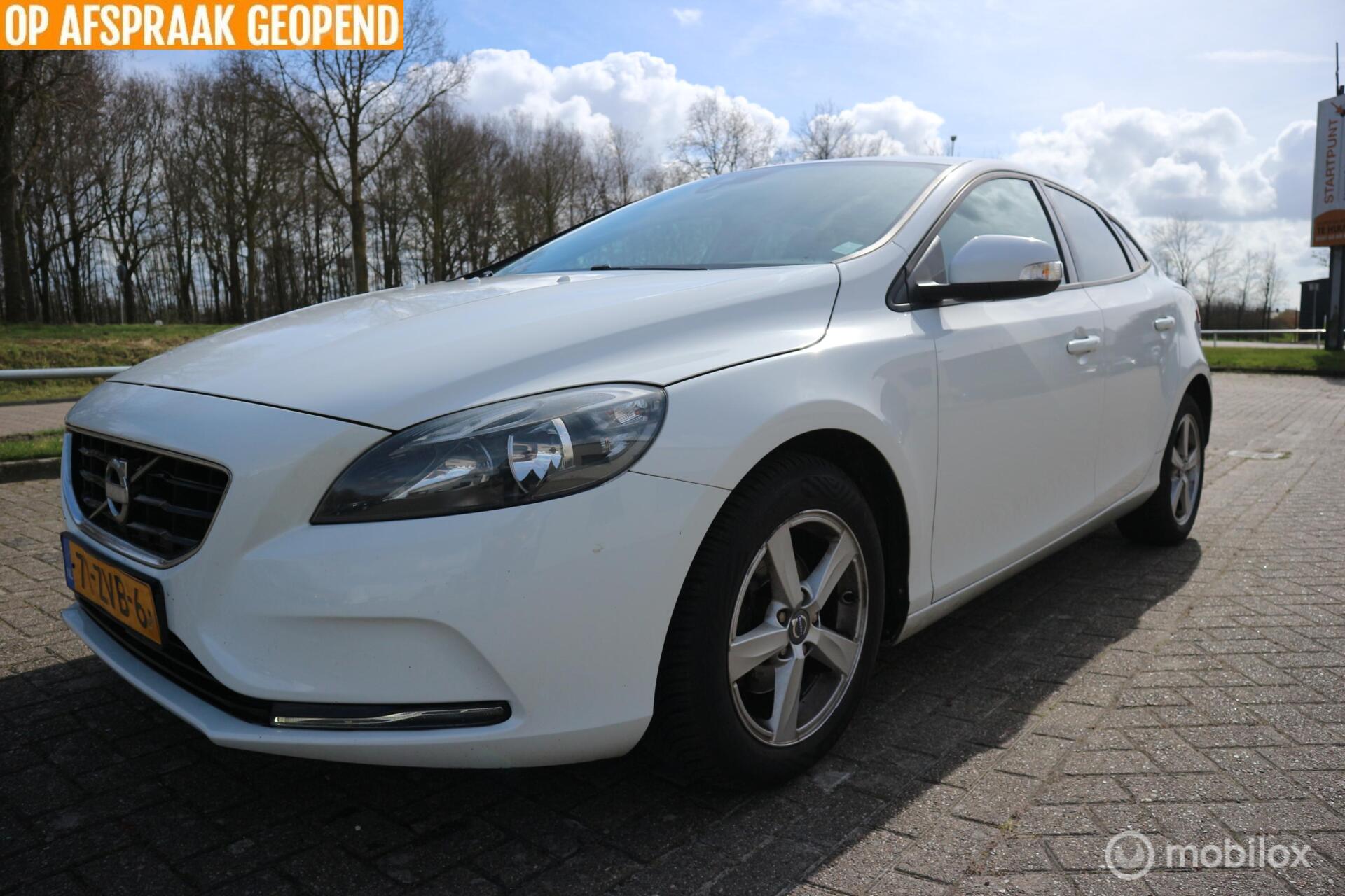 Volvo V40 1.6 D2 Kinetic ECC/NAVIGATIE/CAMERA/TREKHAAK/NAP 2013 - voorkant