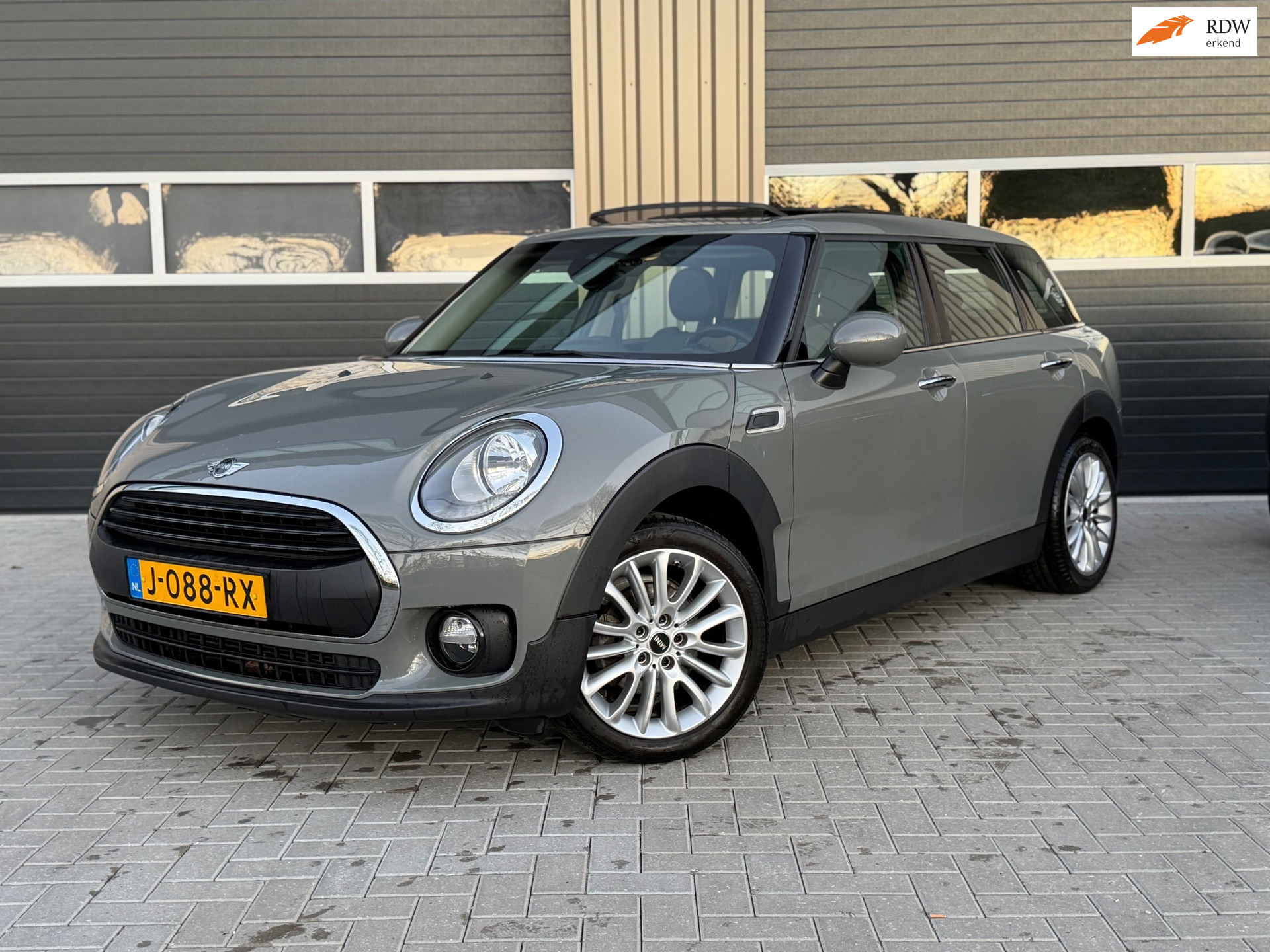 Foto van MINI CLUBMAN ONE