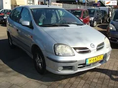 Foto van Nissan Almera Tino