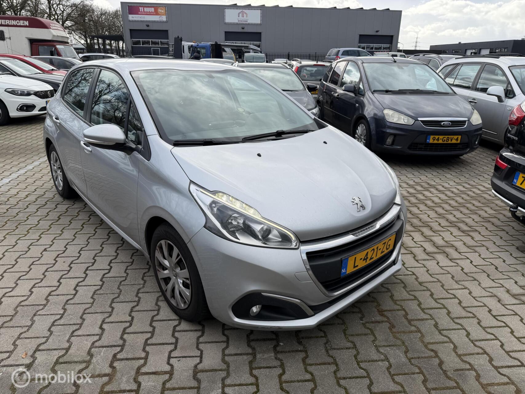 Peugeot 208 1.6 BlueHDi Blue Lease gear 5 defect 2017 - voorkant