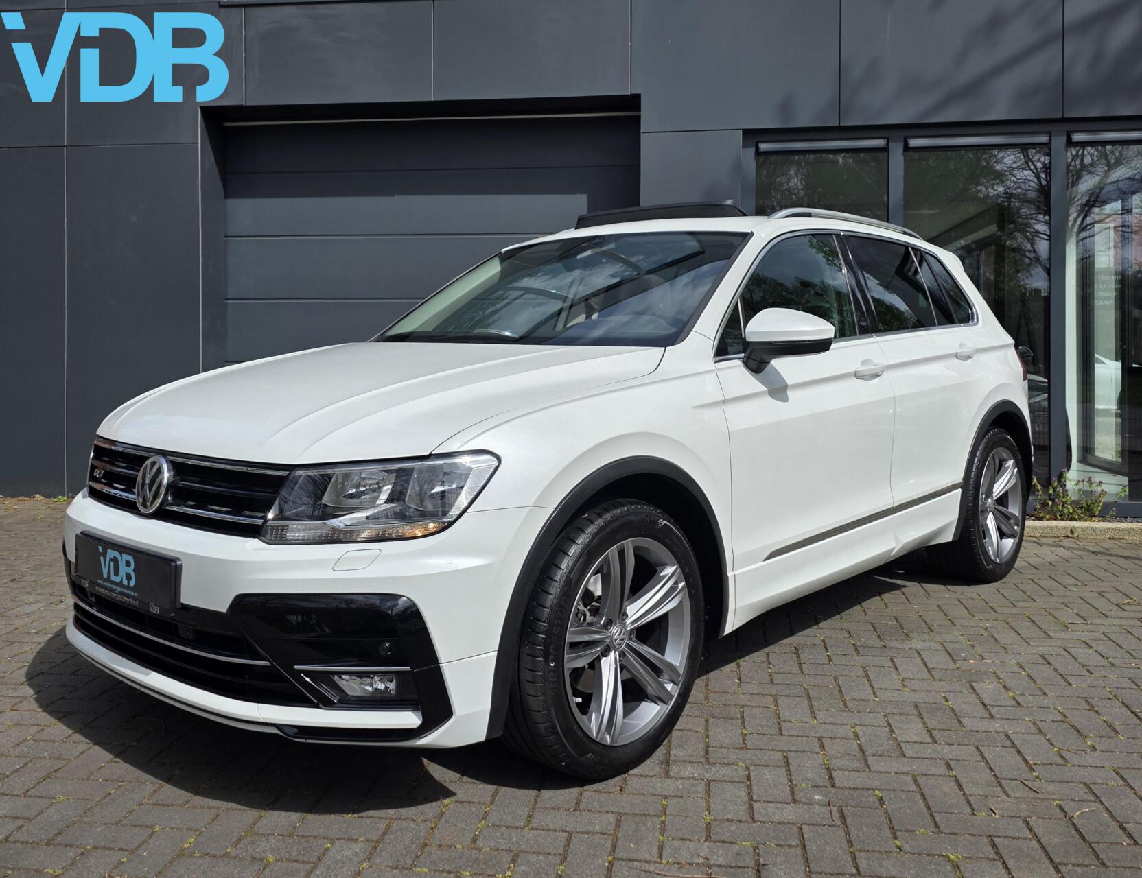 Volkswagen Tiguan 1.4 TSI R-Line Navi Pano Trekhaak Carplay 2017 - voorkant