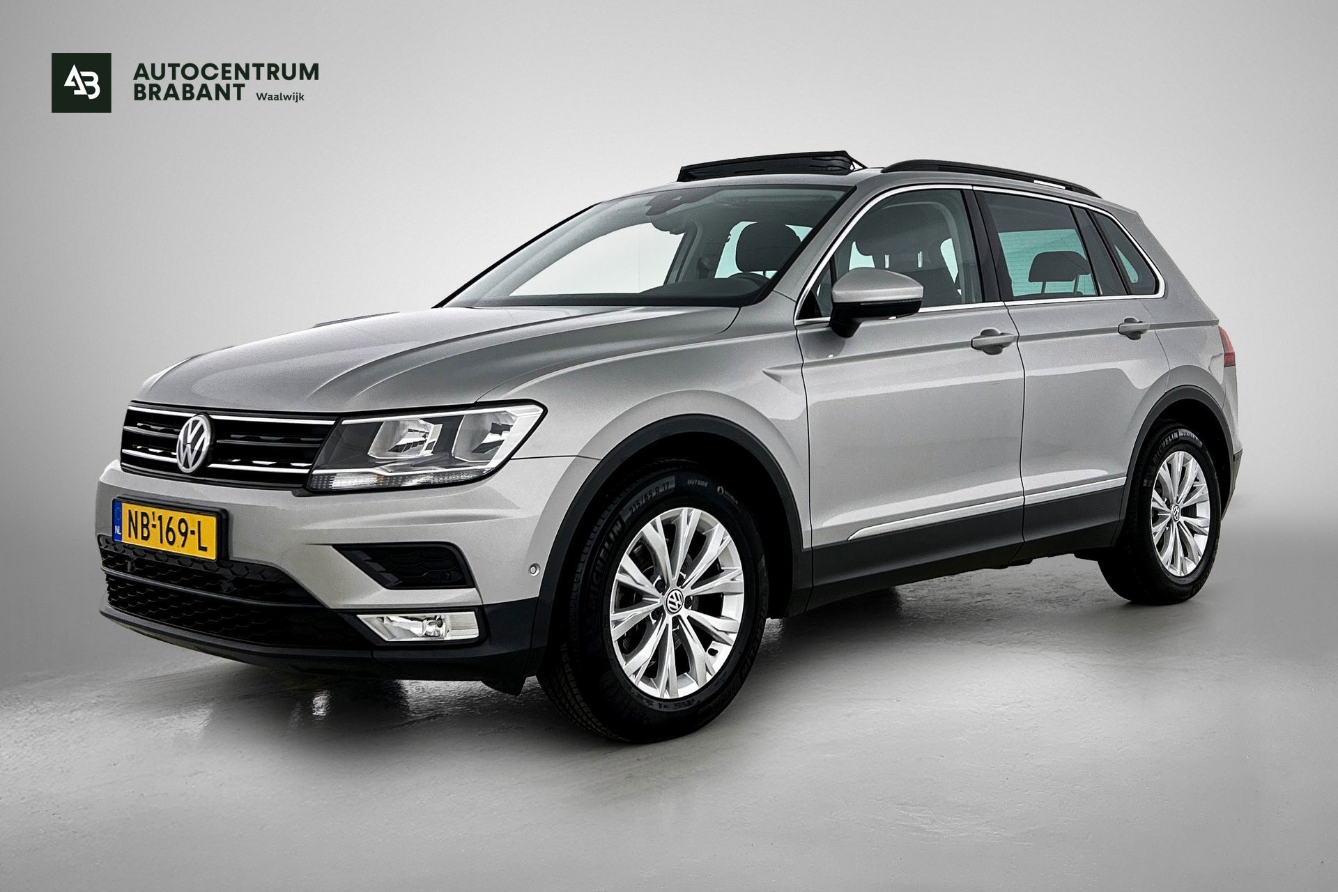 Volkswagen Tiguan 1.4 TSI Comfortline (NL-auto, Goed onderH, Panorama, Camera, Dynaudi, Navi, StoelV, Climate C, Cruise Con, Etc) 2017 - voorkant