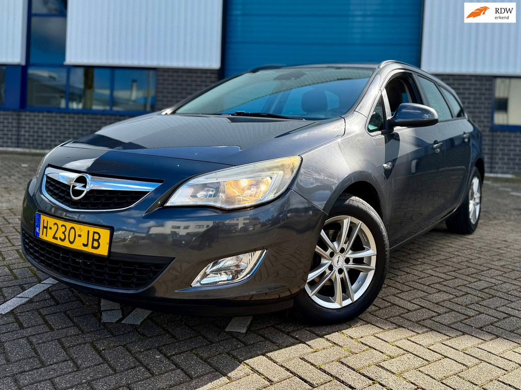 Opel Astra 1.4 Turbo Edition 2011 - voorkant