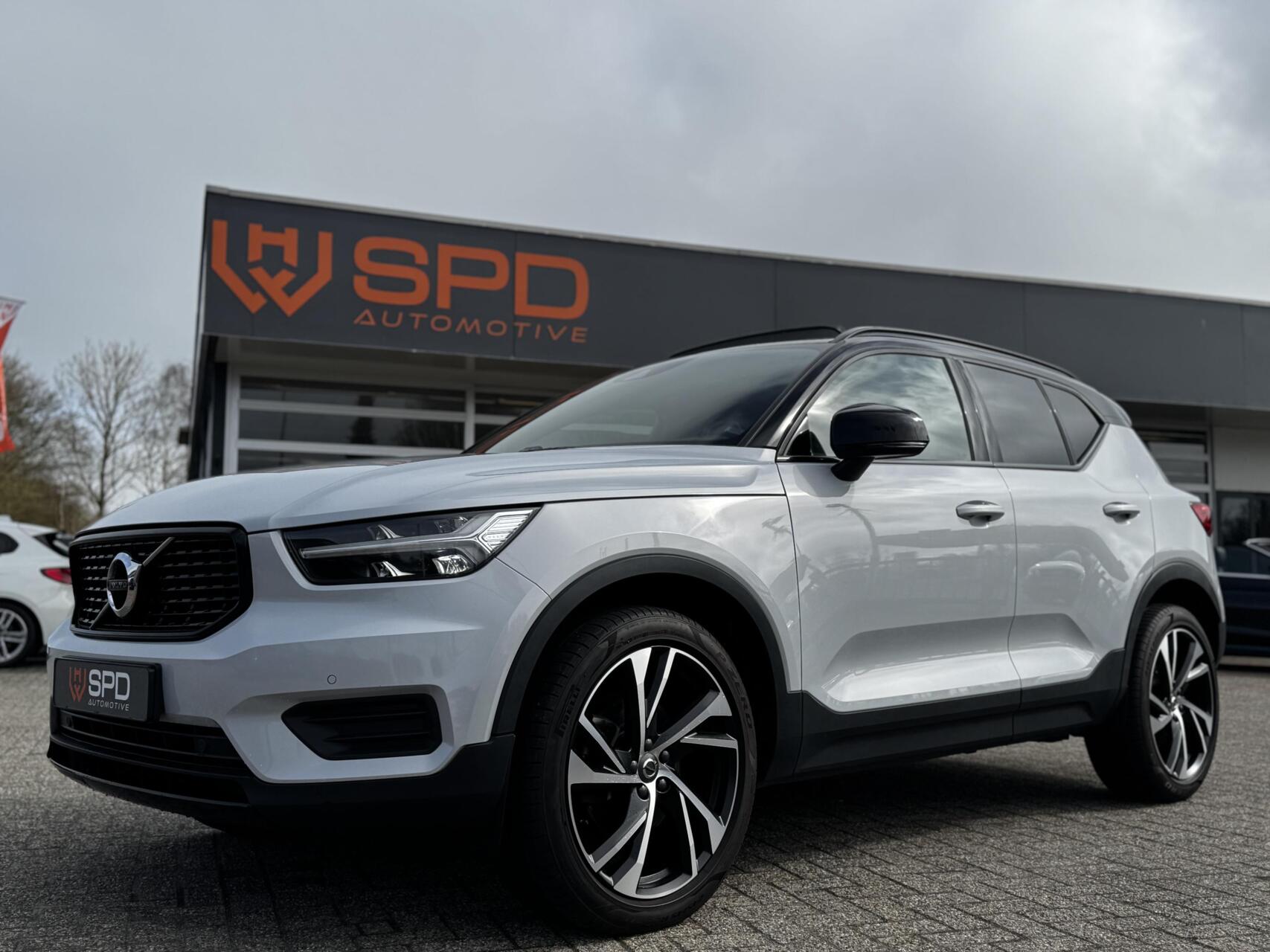 Volvo XC40 2.0 B4 Plus Black Edition|Pano|Led|20''|ACC| 2022 - voorkant