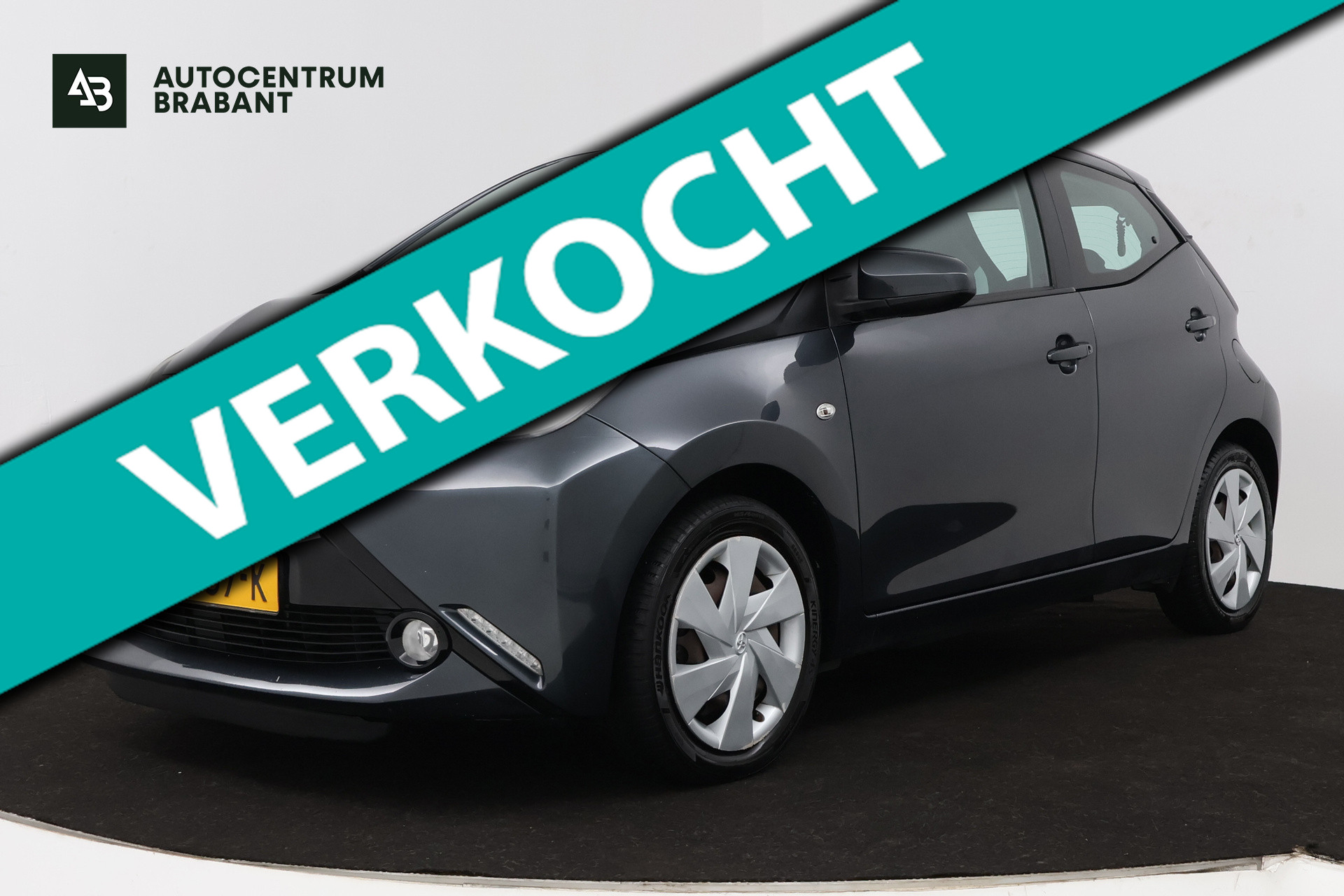 Toyota Toyota Aygo 1.0 VVT-i x-play (CRUISE CONTROL, AIRCO, CAMERA, BLUETOOTH) 2015 - voorkant