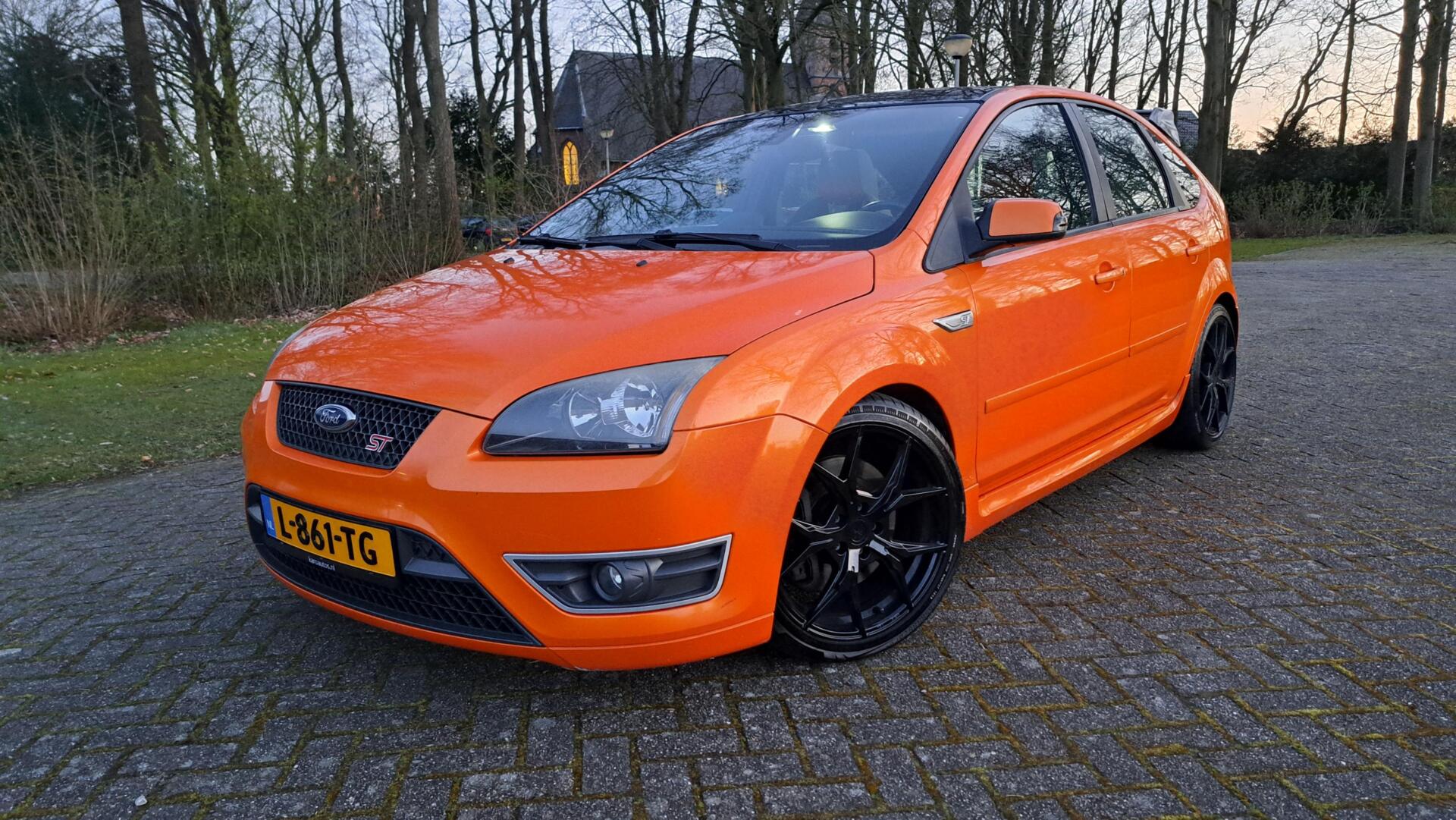Ford Focus 2.5-20V ST 5-deurs MILLTEK RECARO 18"LMV KEY-LESS 2006 - voorkant