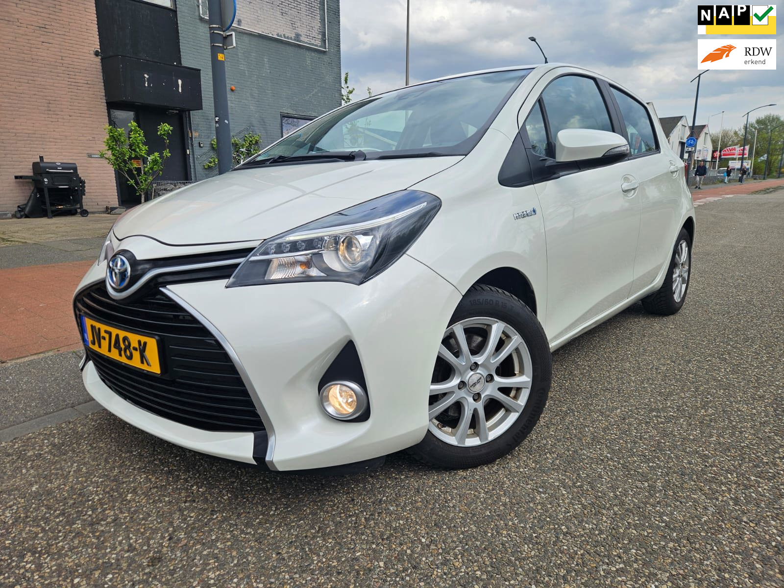 Toyota Toyota Yaris Hybrid 1.5 Hybrid GARANTIE BTW inc 2016 - voorkant