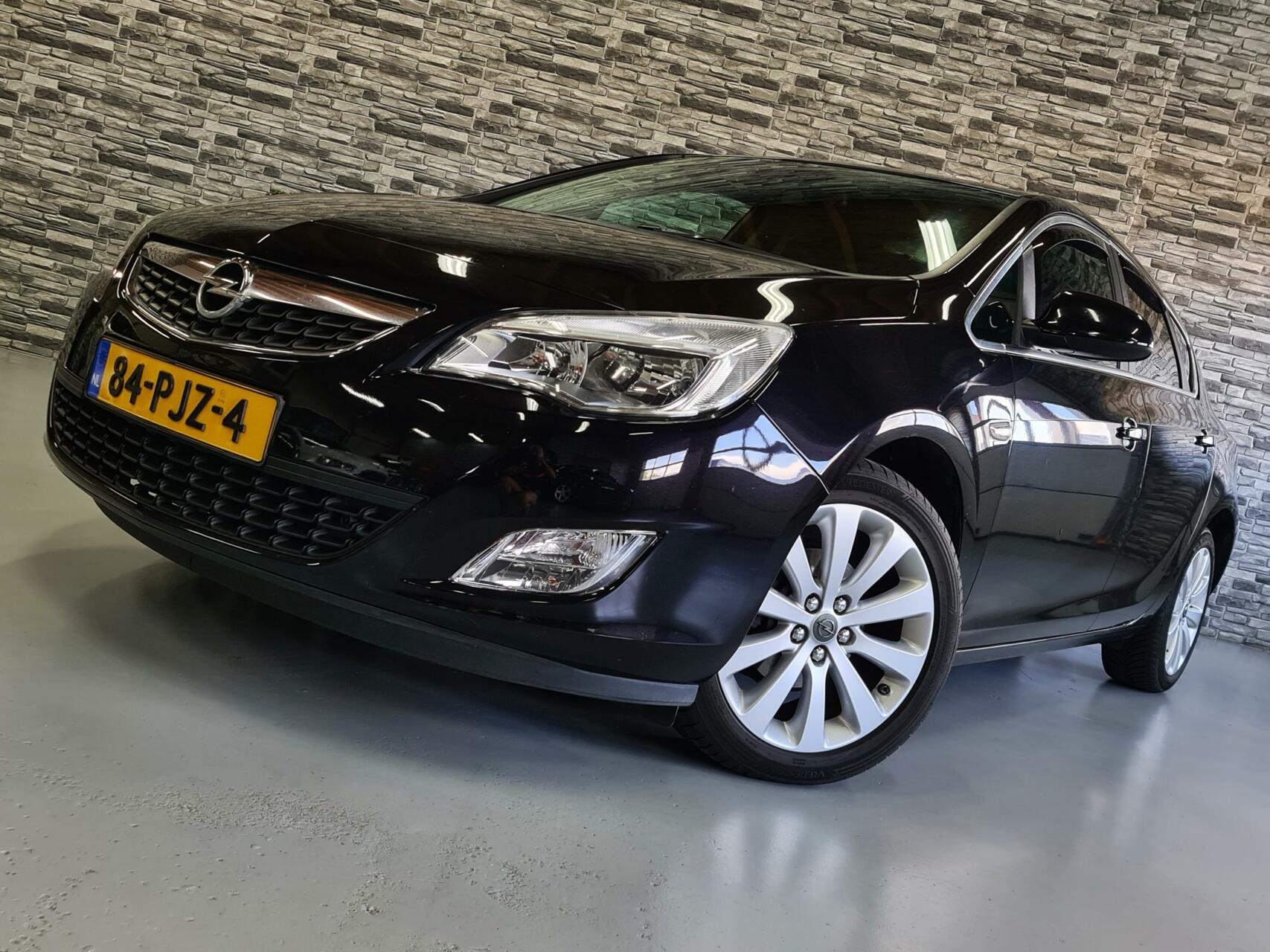 Opel Astra 1.4 Cosmo *Stoelverwarming*Airco*Trekhaak*NAP*! 2011 - voorkant