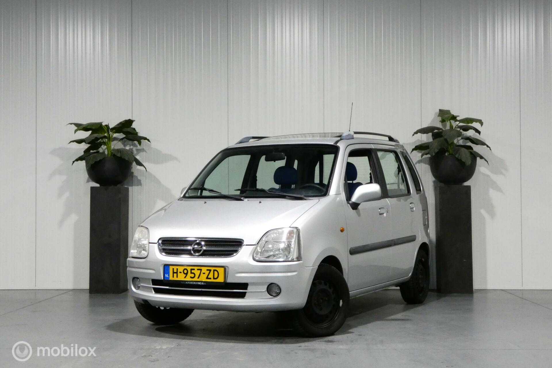 Opel Agila 1.0-12V Comfort 2003 - voorkant