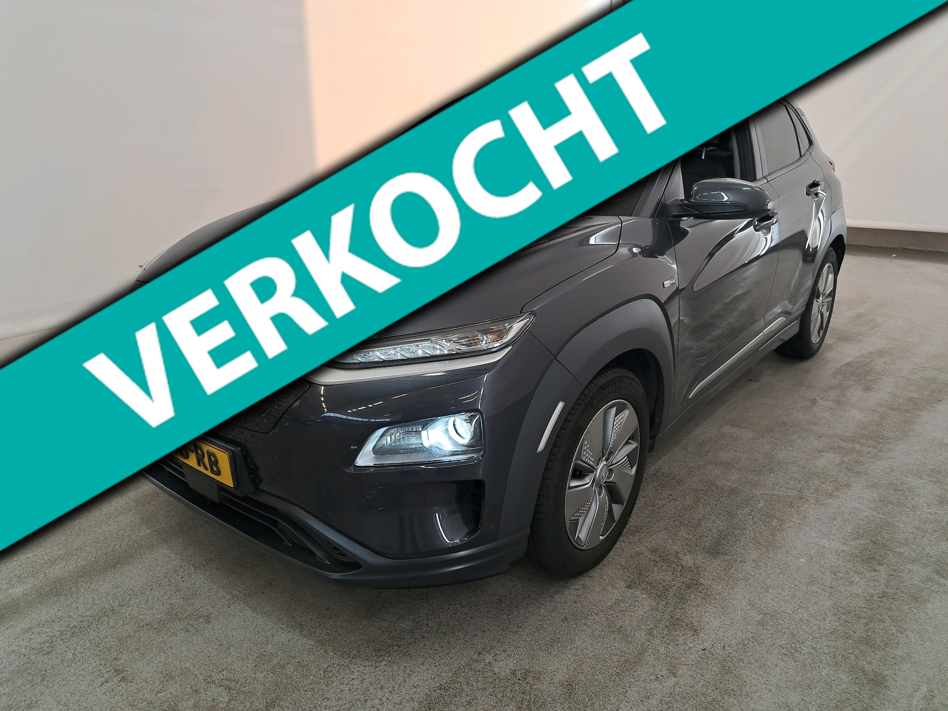 Hyundai Kona 64 kWh 204pk EV Premium | SOH 100% | Leder | Stuur- en Stoelverwarming | CarPlay | Camera | PDC V+A | 17" | ACC | LED 2020 - voorkant