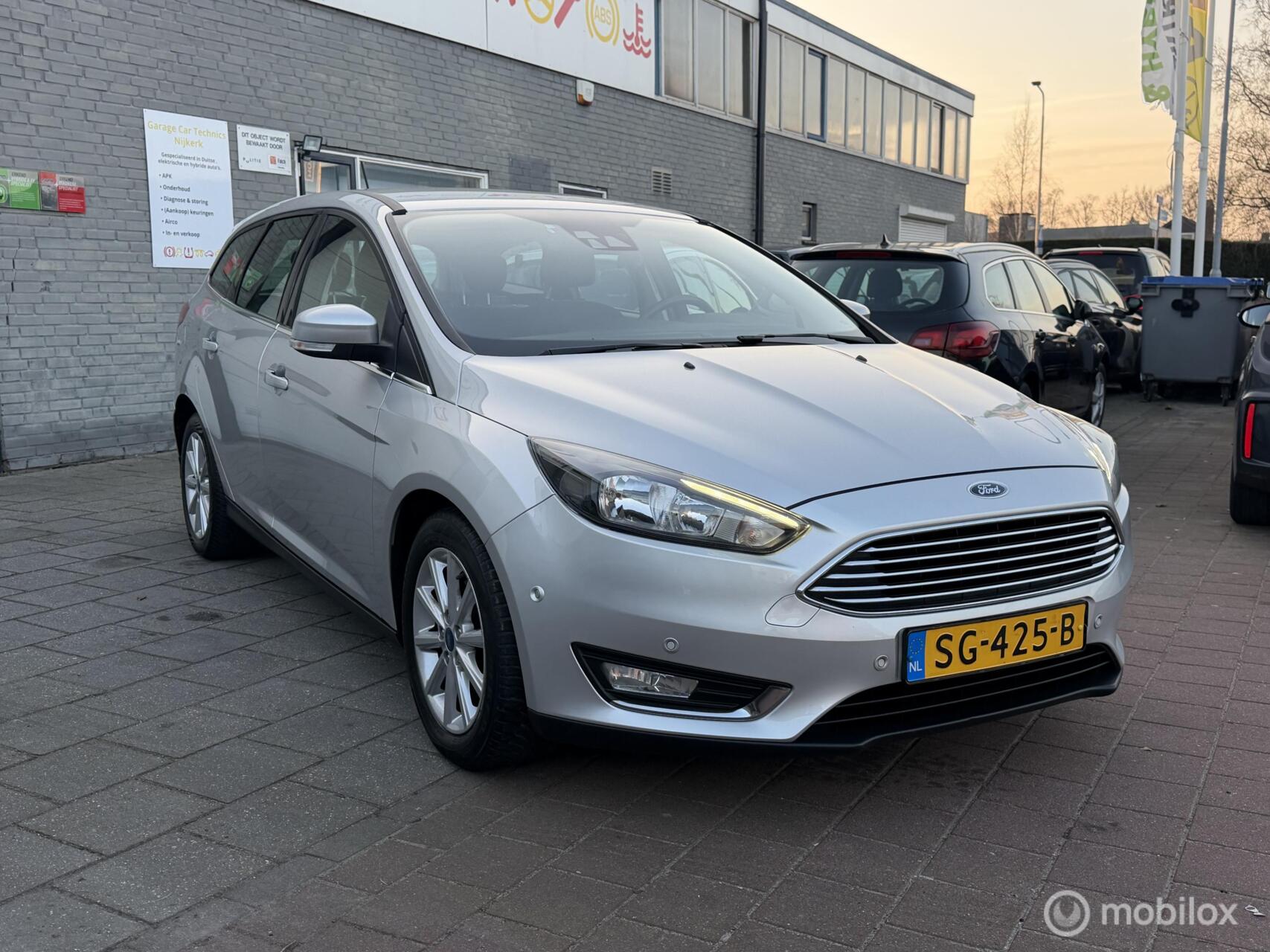 Ford Focus 1.0 Titanium keyless entry|Navigatie 2018 - voorkant