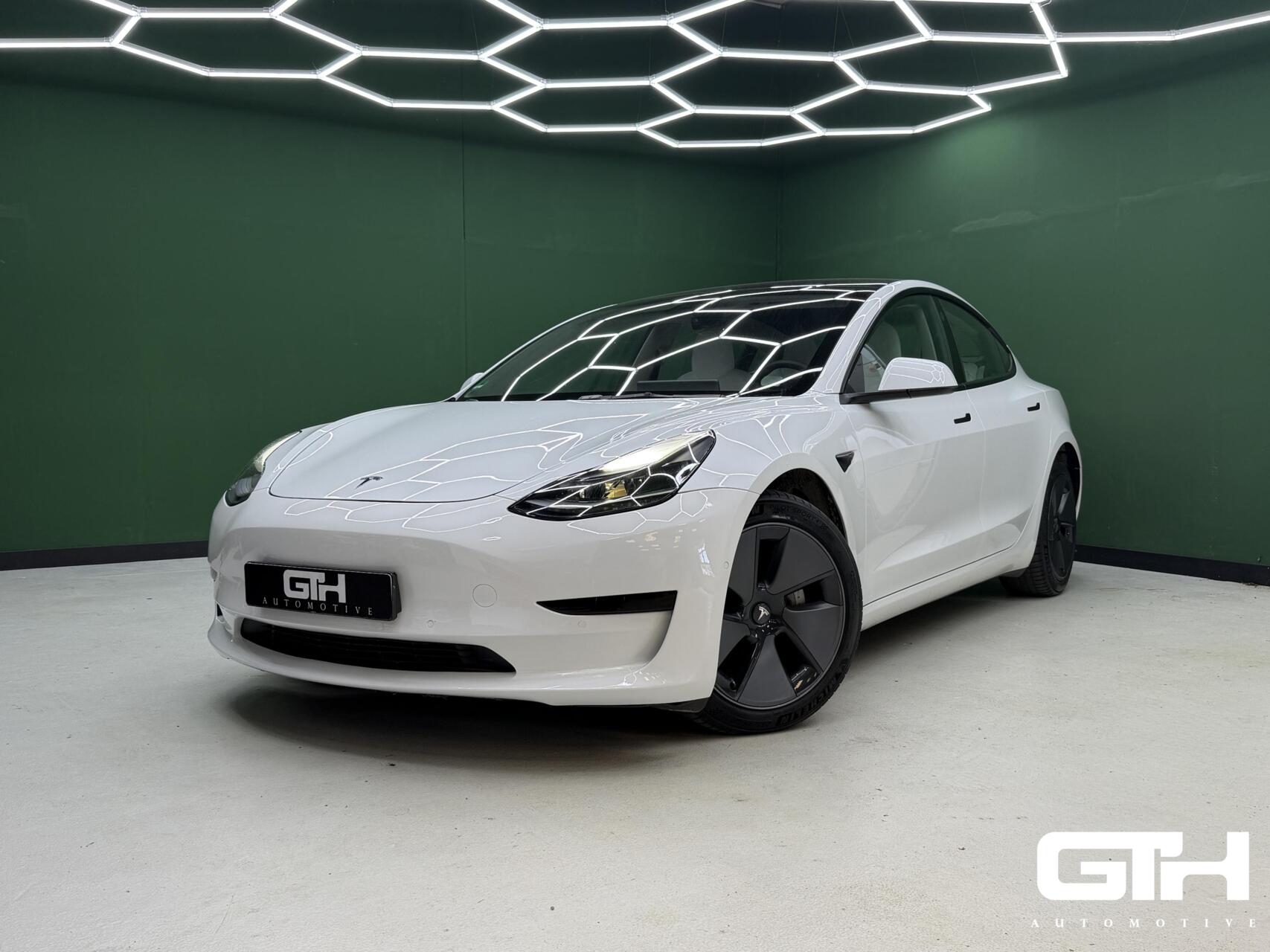 Tesla Model 3 Standard RWD Plus 60 kWh Autopilot | Leder 2021 - voorkant