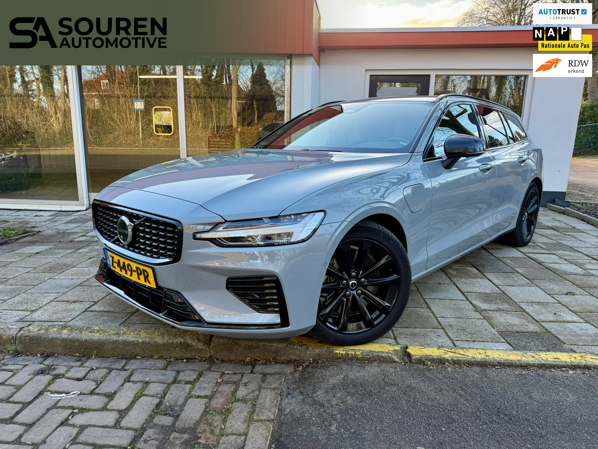 Volvo V60 2.0 T6 Plug-in hybrid AWD Plus / BTW / Dark / BLIS/ selekt garantie/ Panoramadak Dark / H&K AUDIO /360°Cam / Pilot 2024 - voorkant
