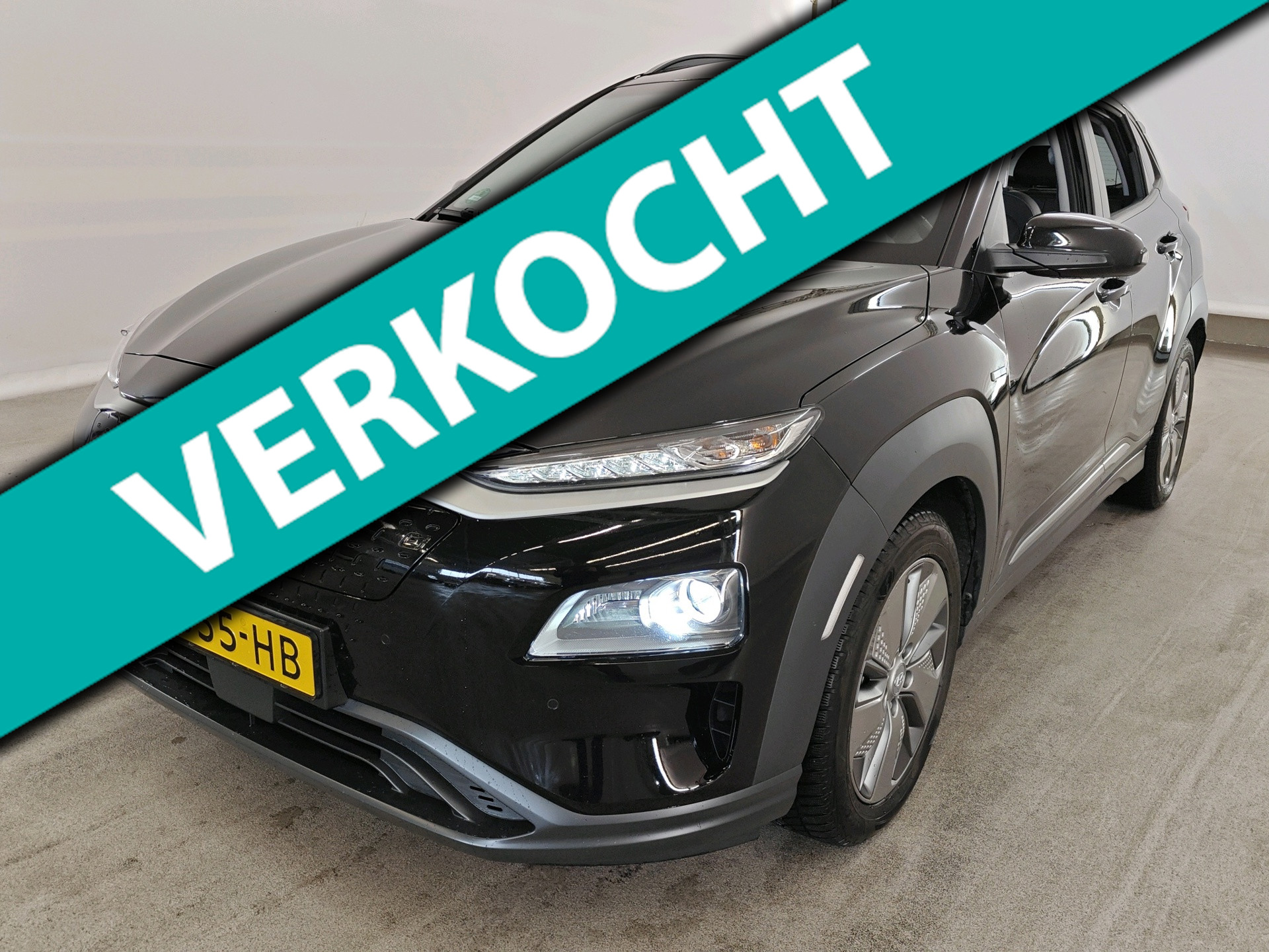 Hyundai Kona 64 kWh 204pk EV Premium | SOH 100% | Leder | Stuur- en Stoelverwarming | CarPlay | Camera | PDC V+A | 17" | ACC | LED 2020 - voorkant