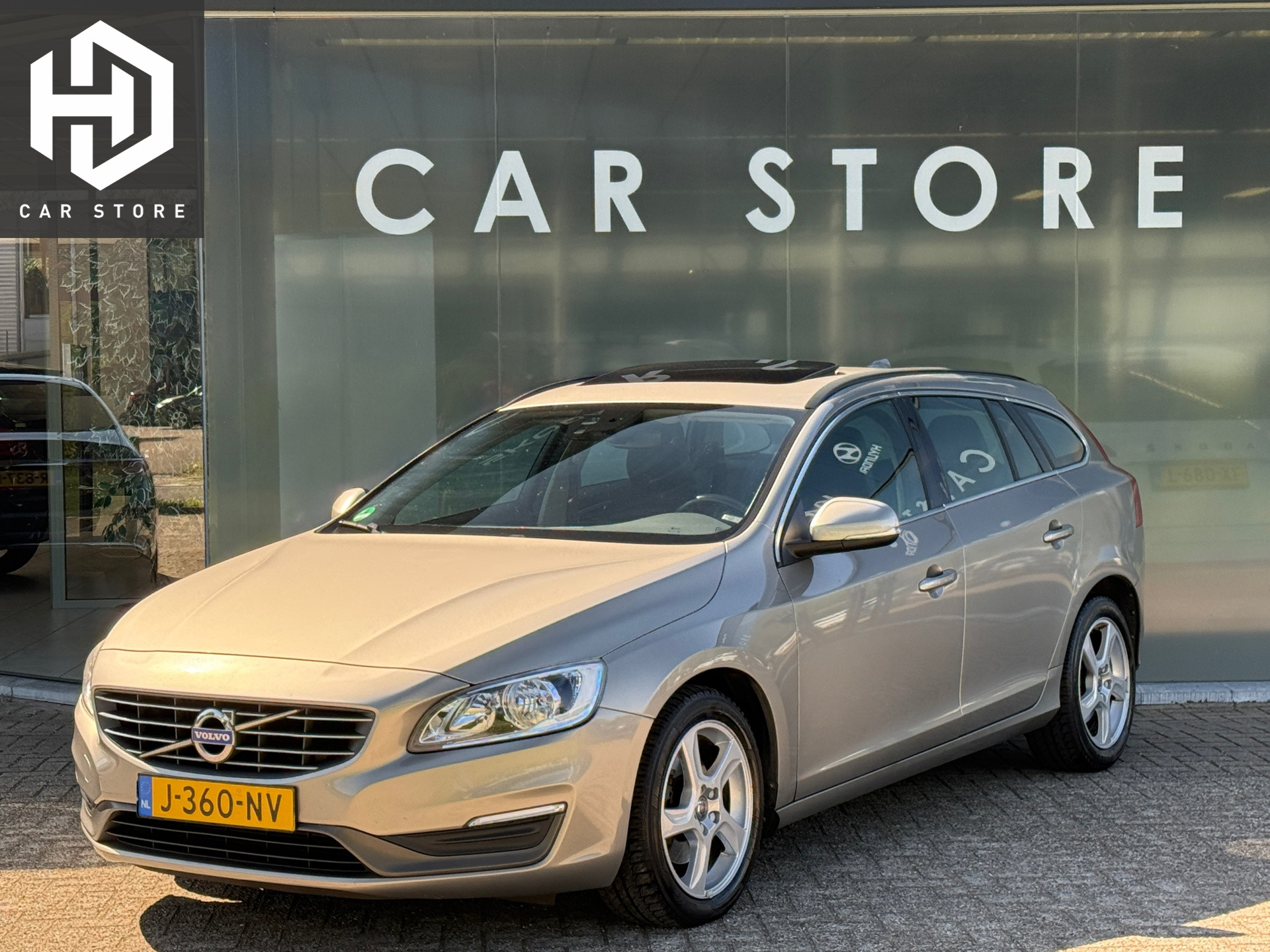 Volvo V60 2.0 D4 AUTOMAAT Momentum NAVI PDC SCHUIFDAK 2015 - voorkant