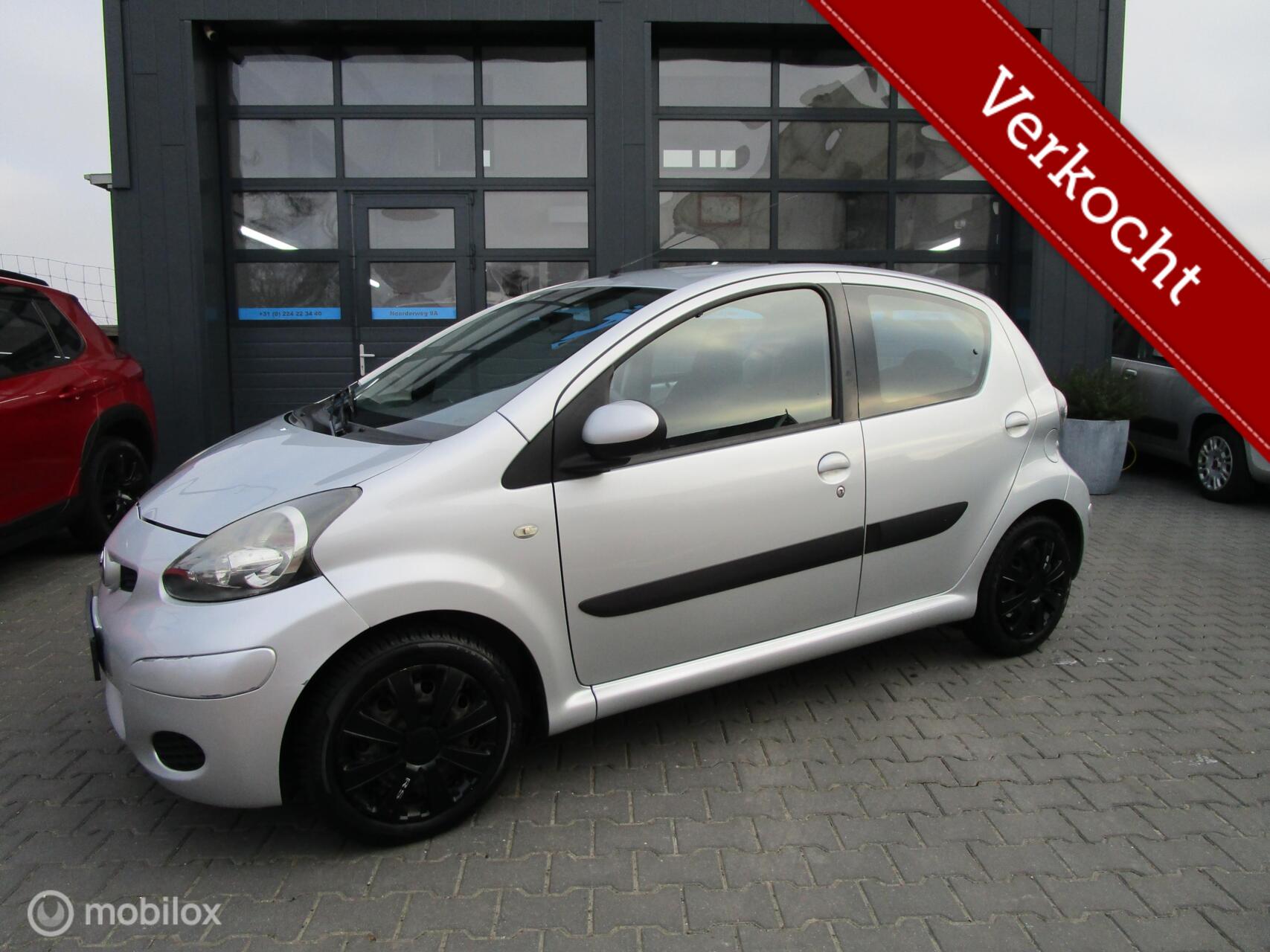 Toyota Toyota Aygo 1.0-12V Comfort 5drs 120dkm Airco Carplay Navigatie 2010 - voorkant