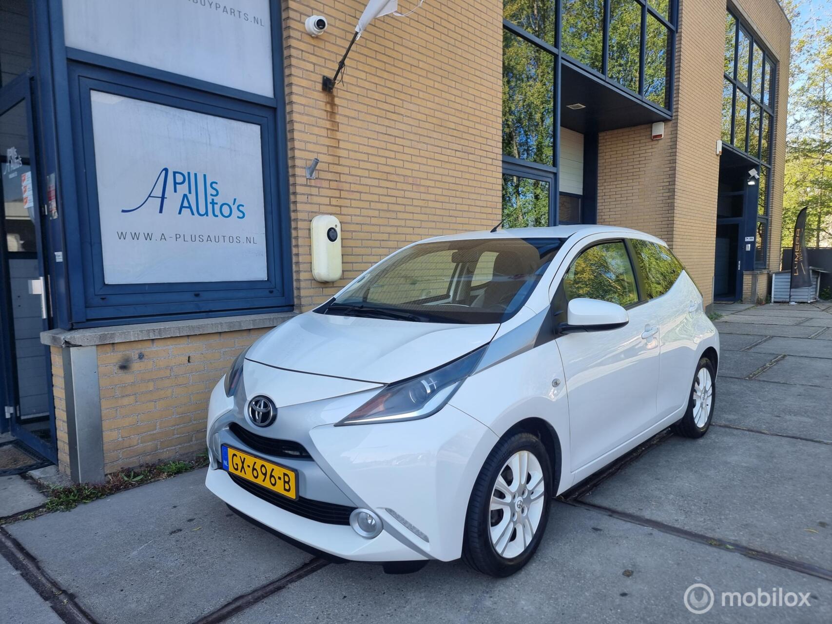 Toyota Toyota Aygo uniek wit  NAP 14 mnd APK dealer onderhouden 2015 - voorkant