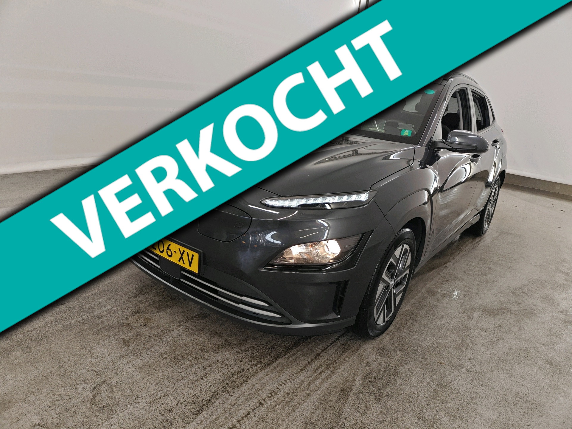Hyundai Kona 64 kWh 204pk EV Fashion | SOH 100% | ACC | Keyless | CarPlay / Android Auto | LED | Camera | PDC | 17" | Facelift 2023 - voorkant