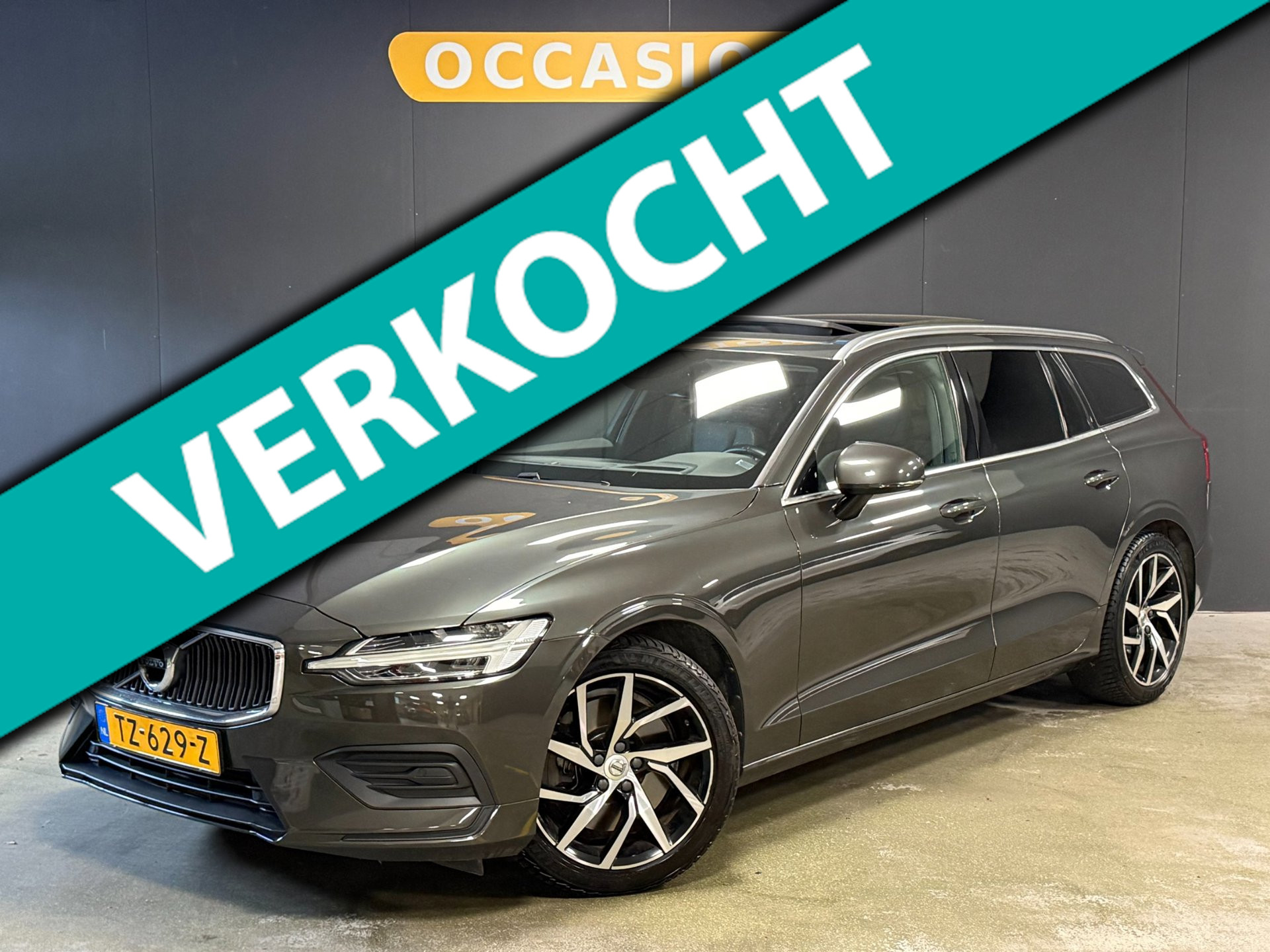 Volvo V60 2.0 T5 Momentum|PANO|DODEHOEK|CAMERA|HUD|TREKHAAK|LEDER|HARMAN|ACC|CARPLAY|STOELV|BLUETOOTH|18INCH| 2018 - voorkant