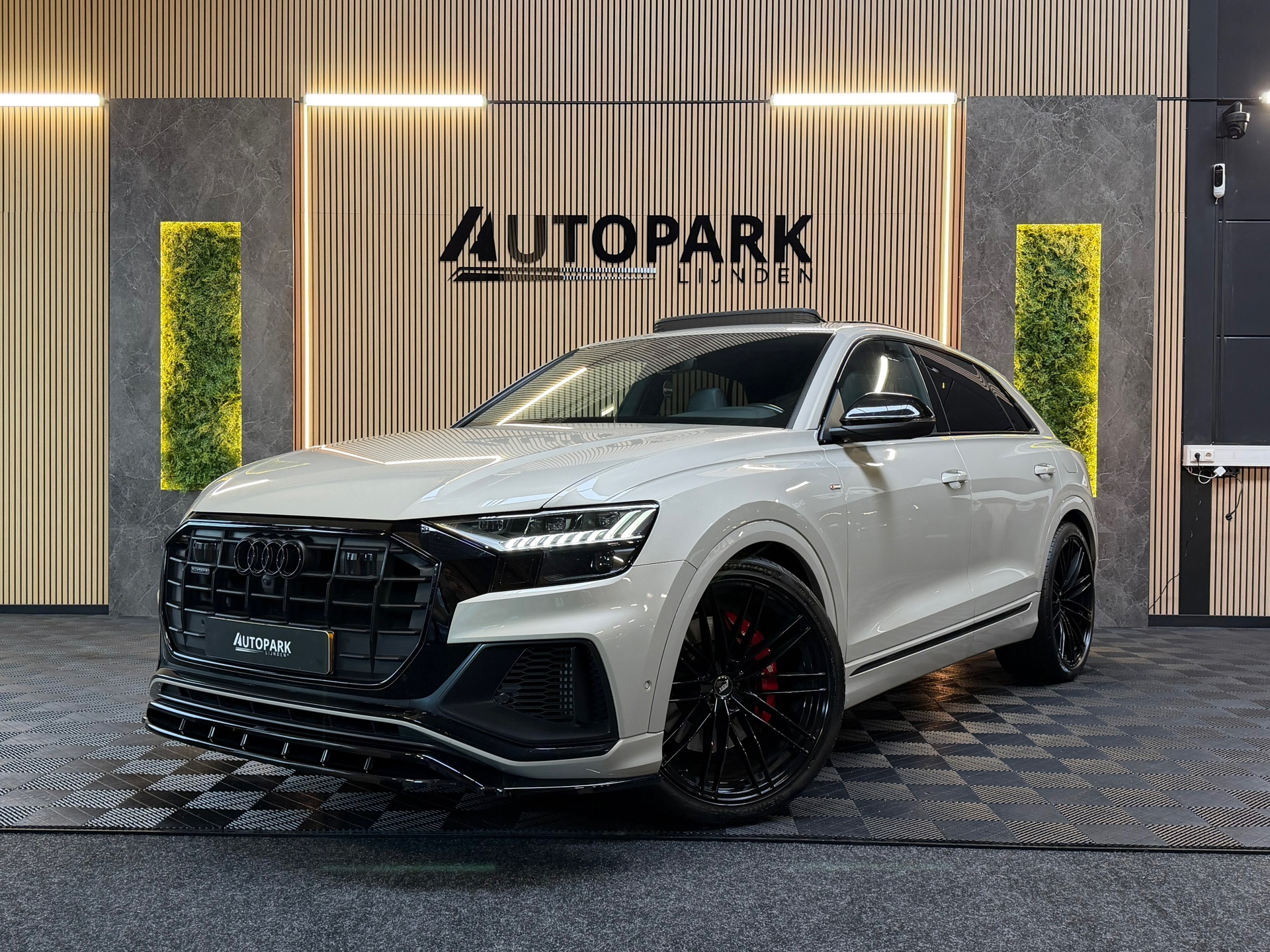 Audi Q8 55 TFSI E 55 TFSI e quattro |3X S Line|ABT|PANO|SOFTCLOSE|B&O|360CAM|DEALER ONDERHOUDEN| LUCHTVERING |23 INCH|PLUG IN|340PK|BOMVOL! 2021 - voorkant