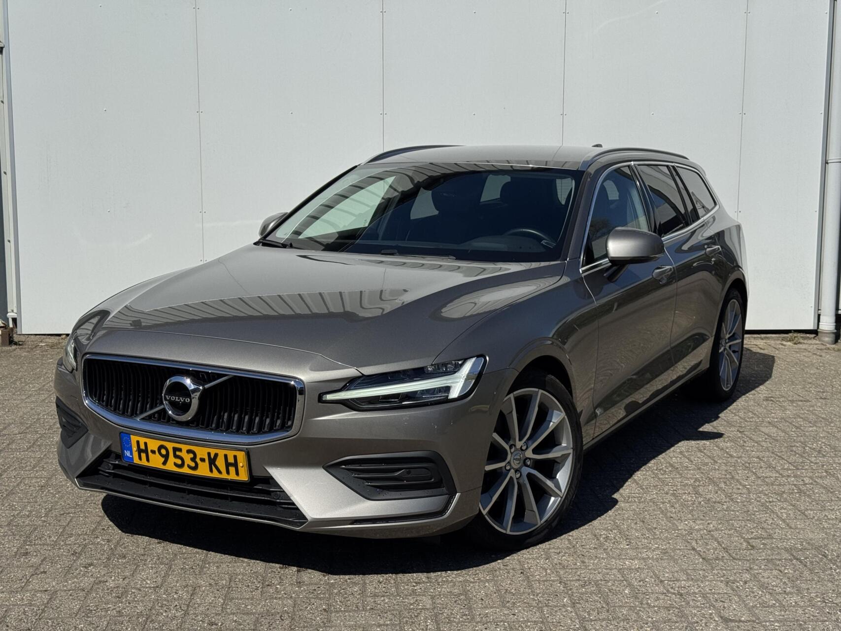 Volvo V60 2.0 T4 Mom.|ACC|PAS V/A|Blis|19"| 2020 - voorkant