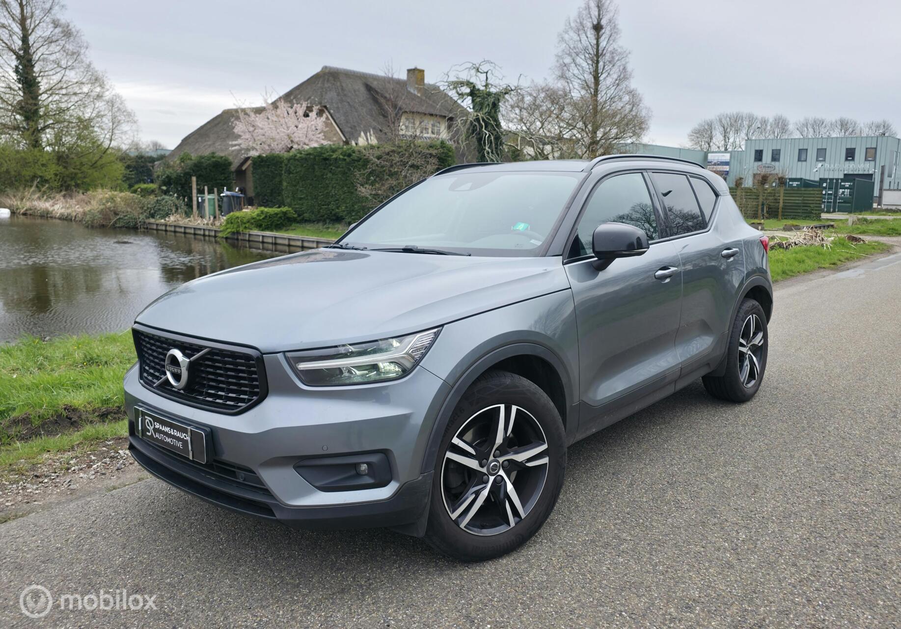 Volvo XC40 2.0 T4 R-Design / Trekhaak / Navi / Camera / Luxe 2019 - voorkant