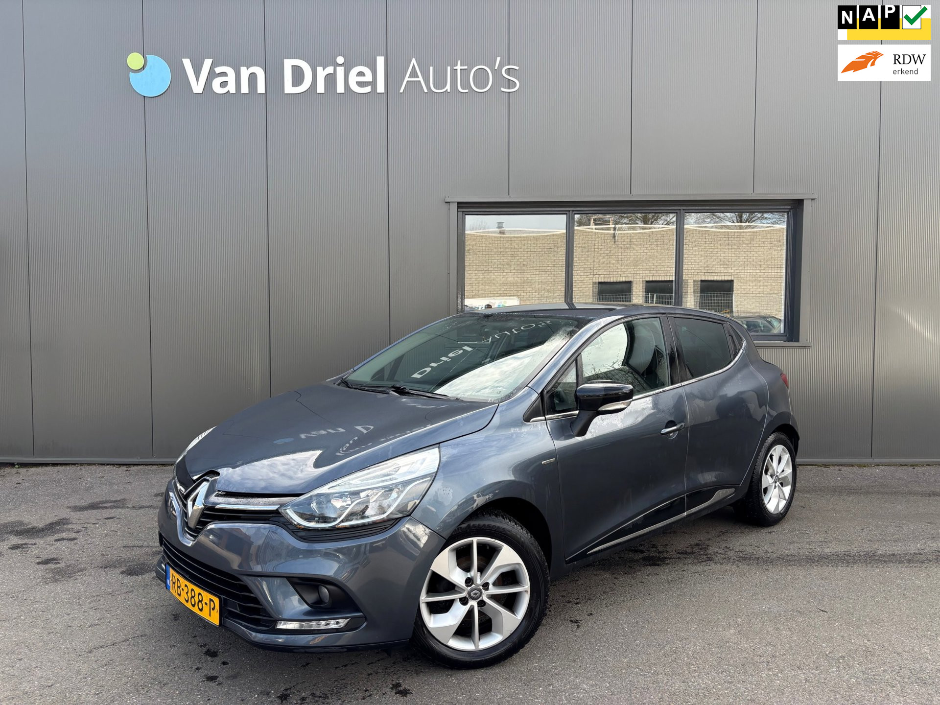 Renault Clio TCe 90 Limited / Navigatie / Parkeersensoren achter! 2017 - voorkant
