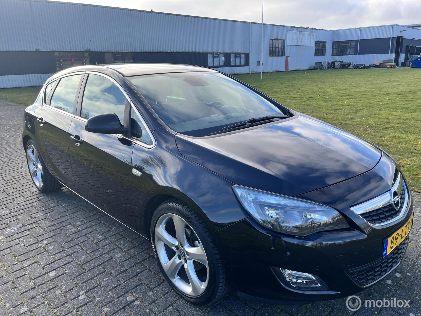 Opel Astra 1.4 Turbo Edition / Leder / Airco / Cruise / Navi / NAP / APK / Trekhaak / 2010 - voorkant