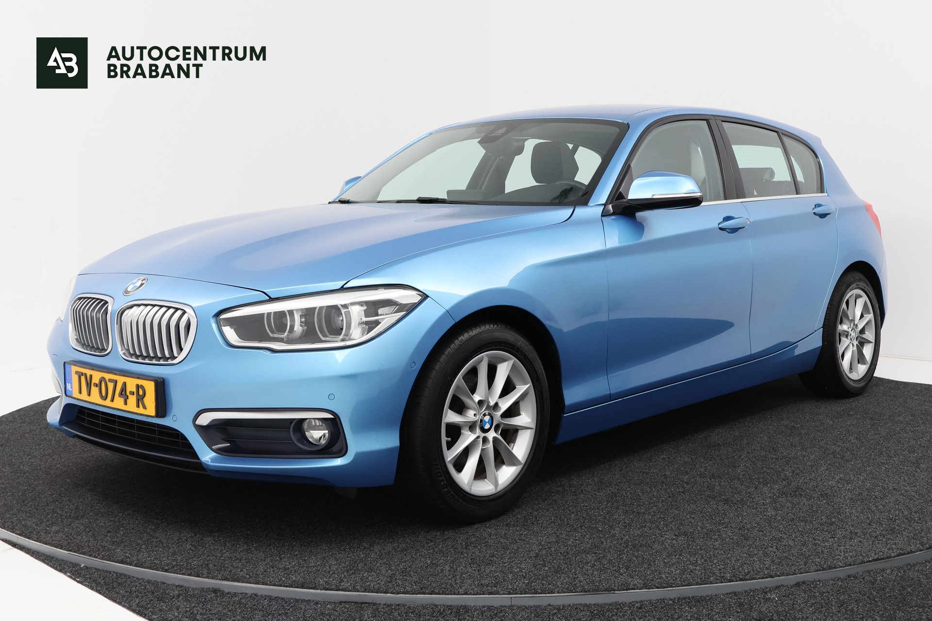 BMW 118i 118i Executive (STOELVERWARMING, CAMERA, NAVIGATIE, CRUISE CONTROL, PARKEERSENSOREN, DEALER ONDERHOUDEN) 2018 - voorkant