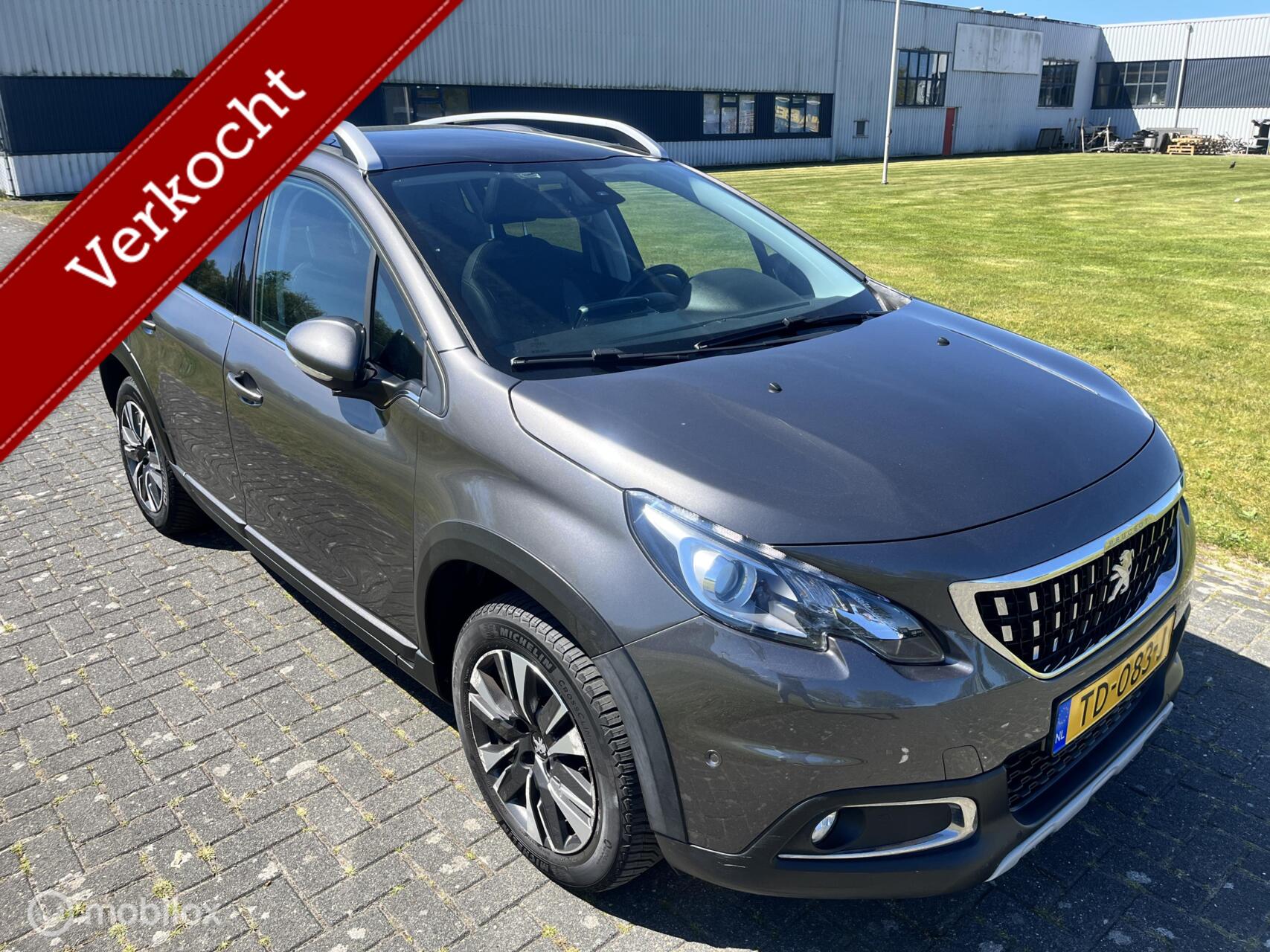 Peugeot 2008 1.2 PureTech Allure Automaat / APK / NAP / PANO / Camera / Navi / Airco / Cruise / PDC / Trekhaak / 2018 - voorkant