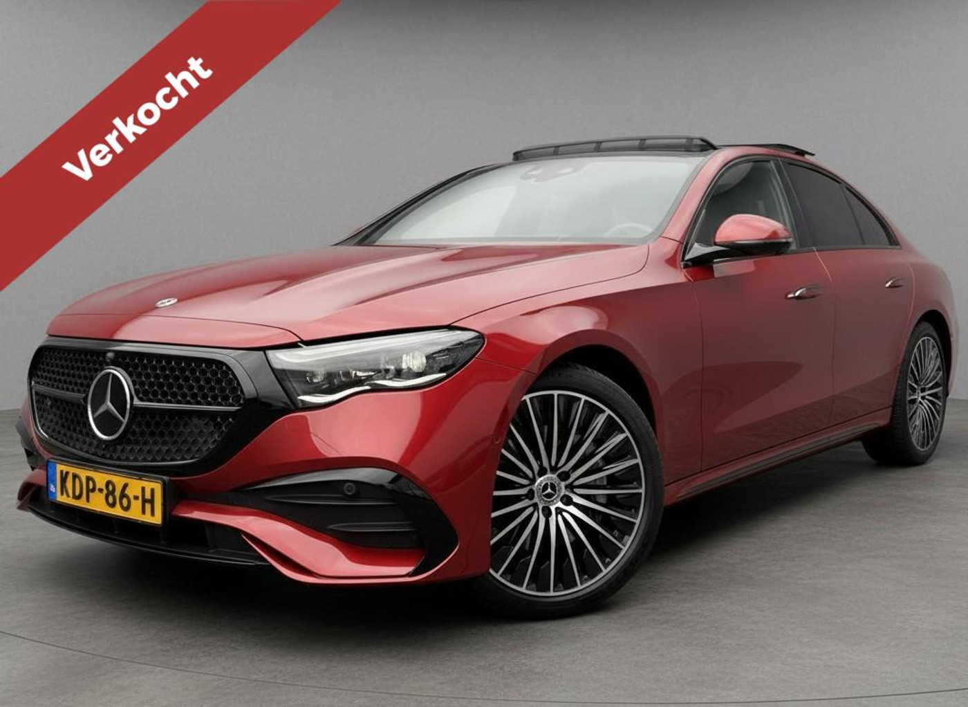 Mercedes-Benz E 300 E 300 e AMG Line Camera Led Leer Cruise 2024 Achterasbesturing Hyperscreen Burmester Sfeerverlichting Head-up display Verlichte Grill soft close Vol Vol Opties 2024 - voorkant