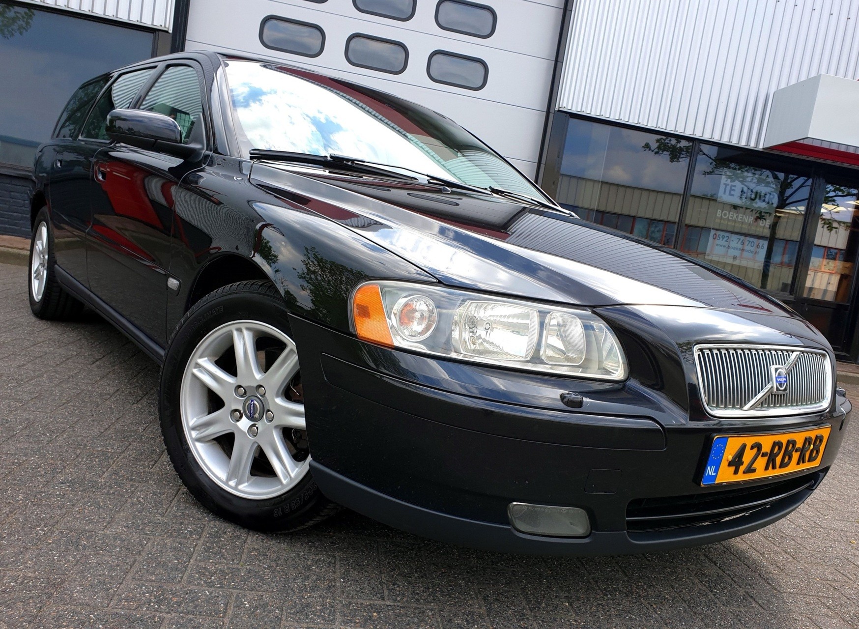 Volvo V70 2.4 Momentum Edition II *Nette auto* Leder/NAP!! 2005 - voorkant
