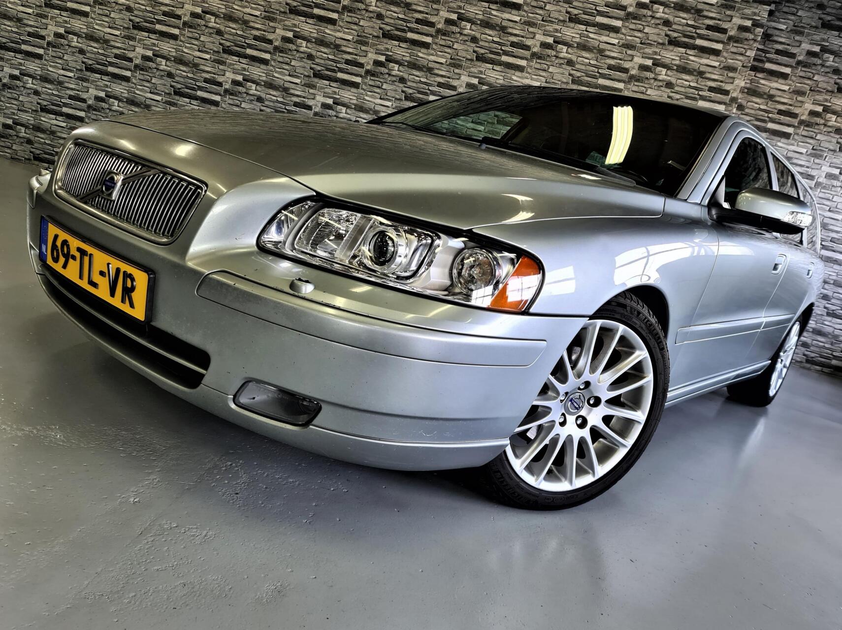 Volvo V70 2.4 D5 Edition Sport*185PK*Schuifdak*Trekhaak*NAP! 2006 - voorkant