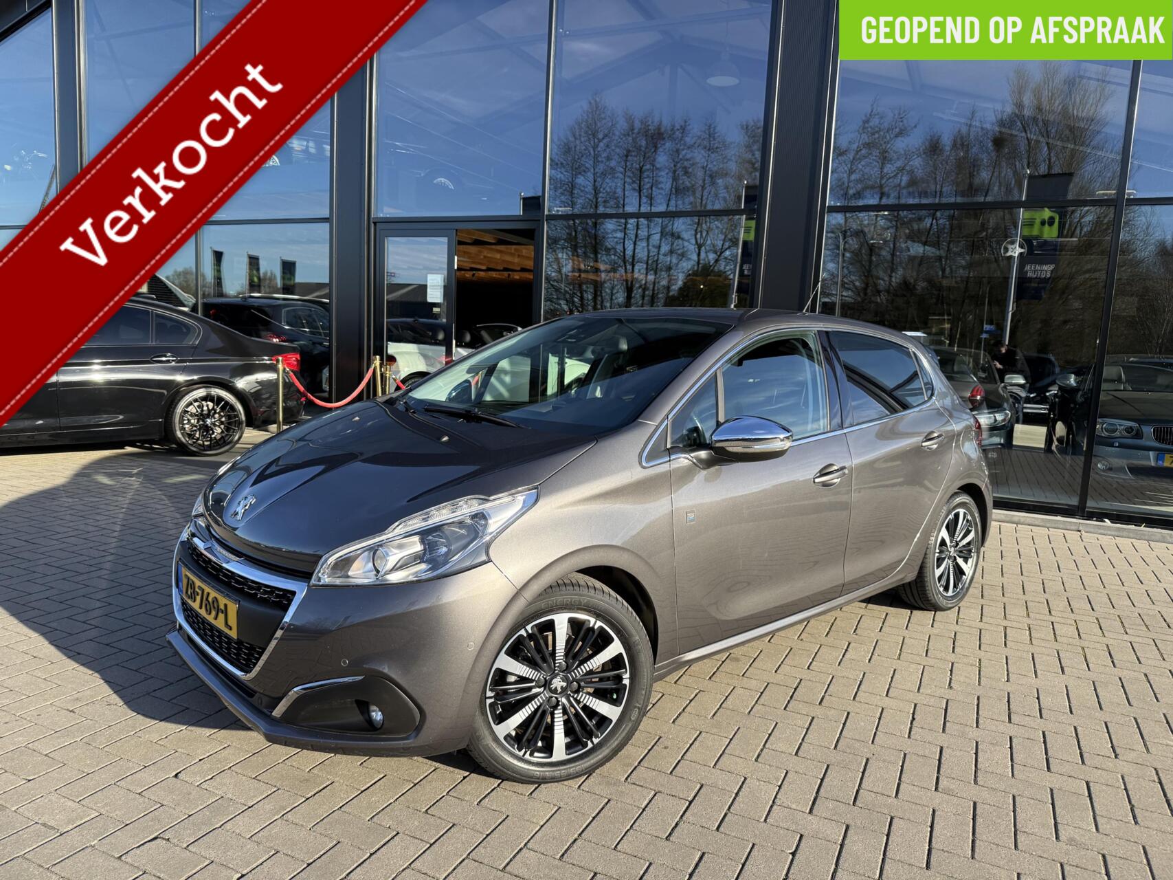 Peugeot 208 1.2 PureTech Signature|Navi|Camera|Trekhaak 2019 - voorkant